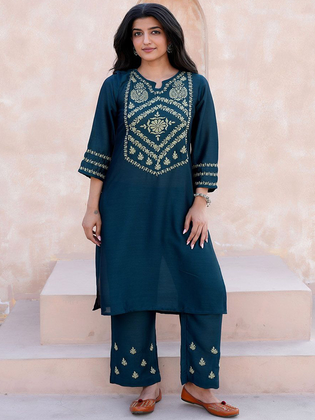 ILLICA Floral Yoke Design Notch Neck Chikankari Kurta With Trousers