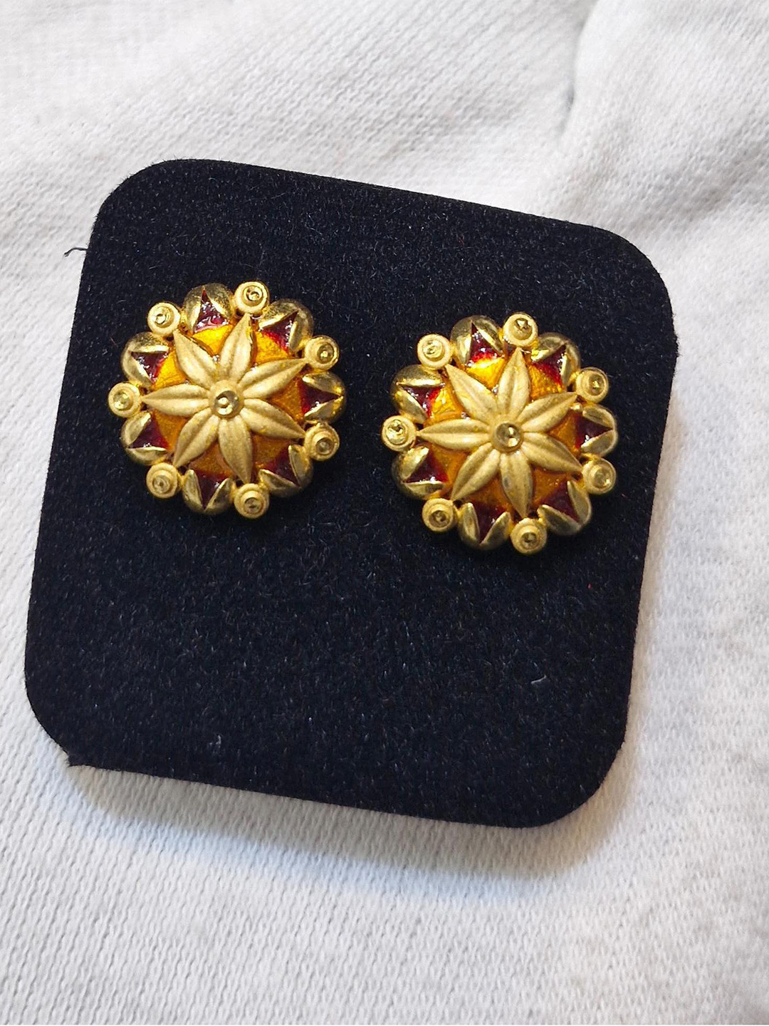 Anshenterpris Gold-Plated Hanging Sui Dhaga Floral Studs