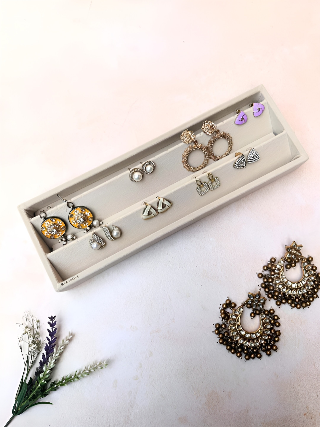 La Trove Cream Sleek Reusable Jewellery Velvet Organizer Tray