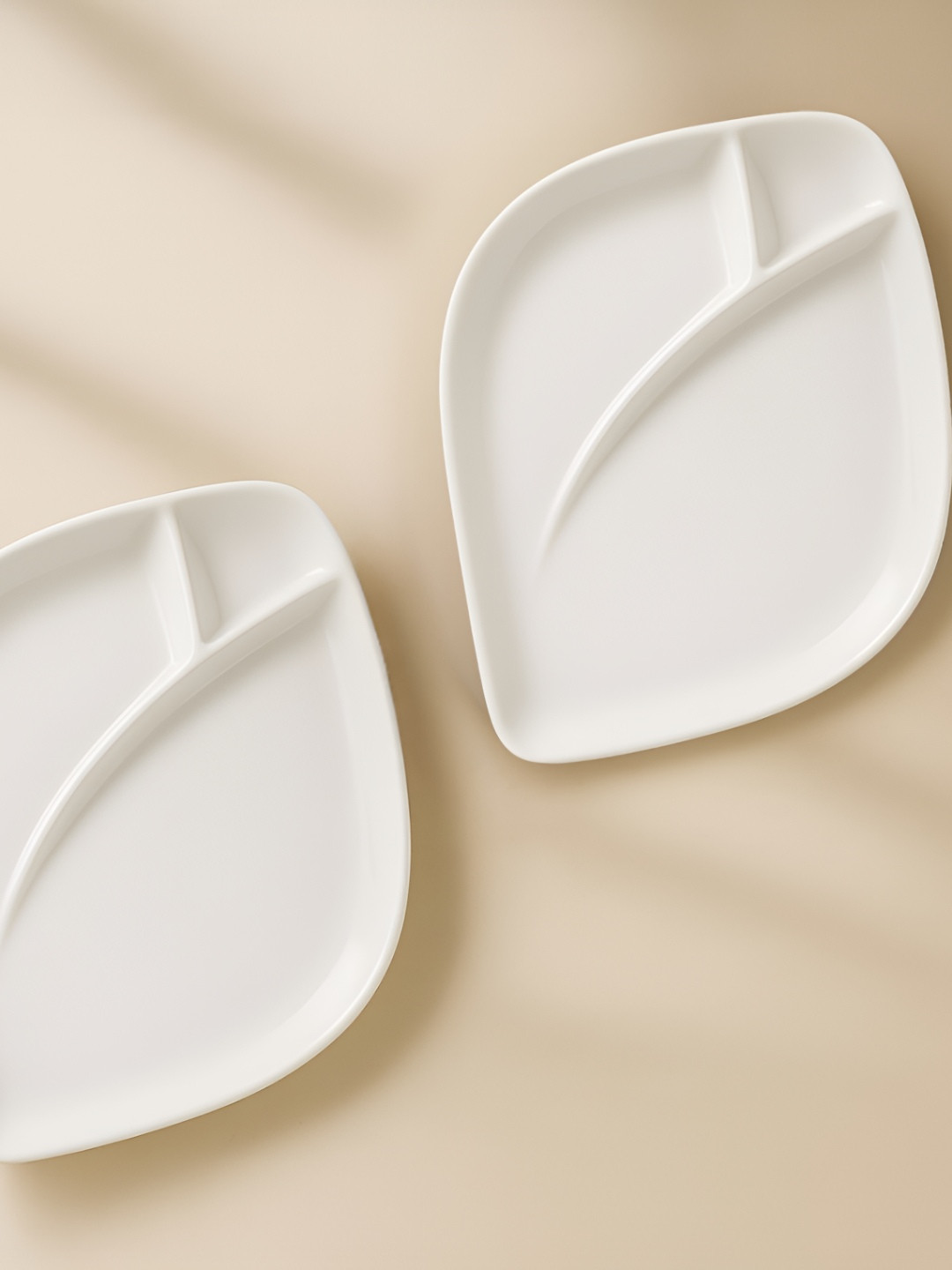 We3 White 2 Pieces Easy To Clean Leaf Shape Serving Plates