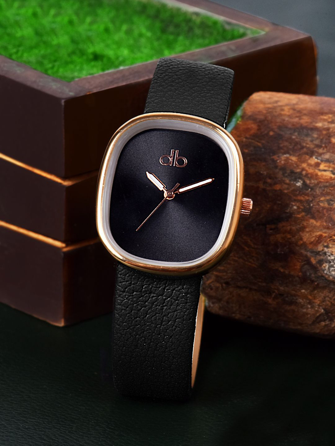 DressBerry Women Dial & Leather Bracelet Style Straps Analogue Watch HOBDB-500-BK