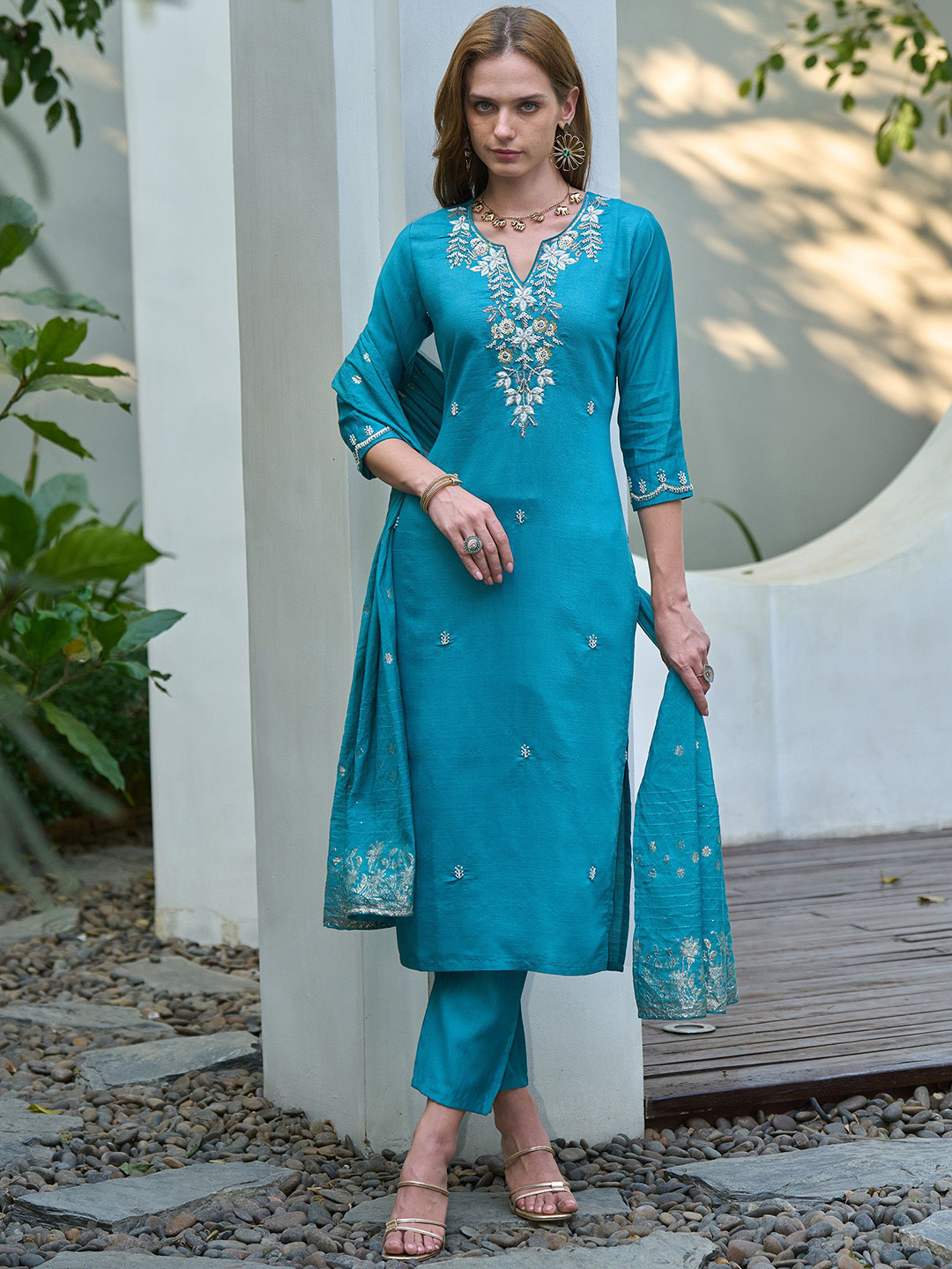 BE IN TEXO FAB Ethnic Motifs Embroidered Thread Work Kurta With Trousers & Dupatta