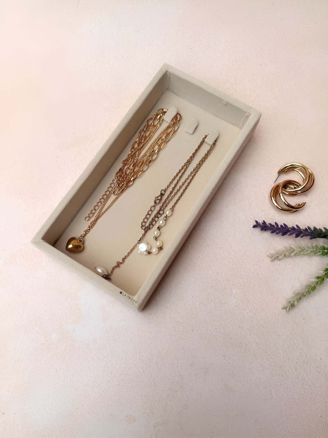 La Trove 3 Hooks Cream Mini Velvet Chains Organizer Tray