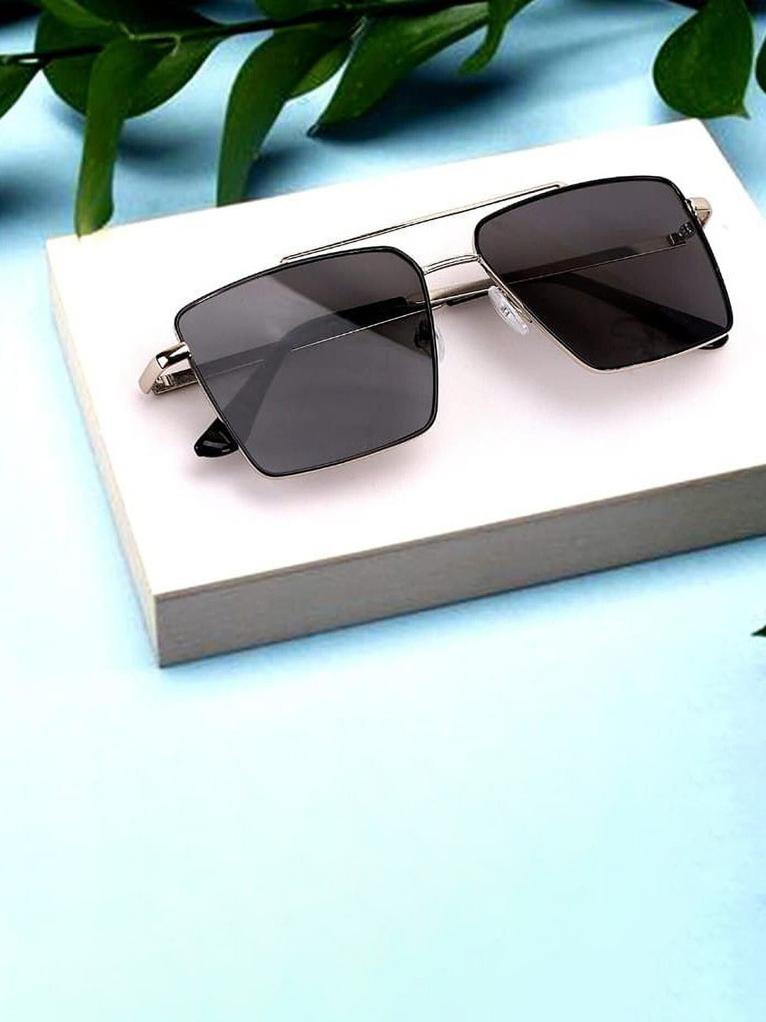 LEGEND EYEWEAR Unisex Black Lens & Silver-Toned Square Sunglasses with SGLHBHYVCHDSHRWK