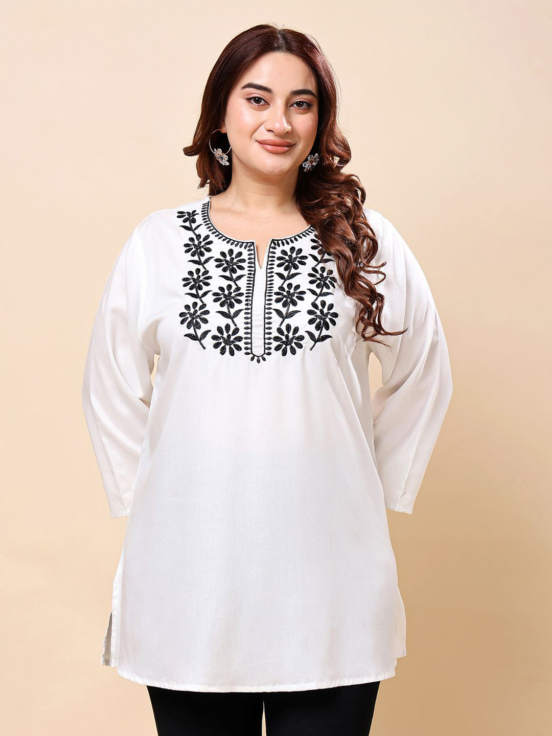 VAAMII Women Floral Embroidered Kurti