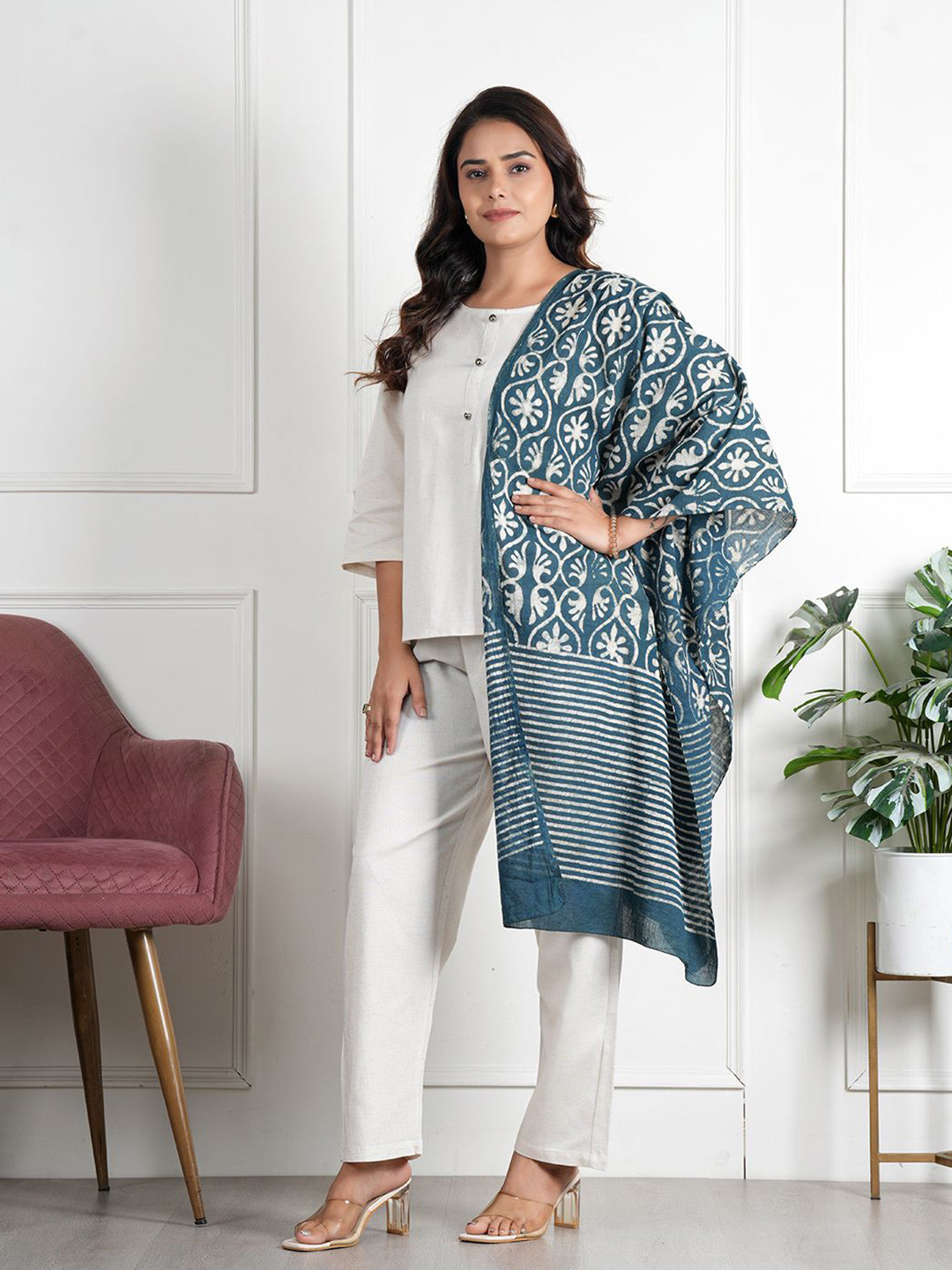 Style Shoes Women vEthnic Motifs Printed Stole