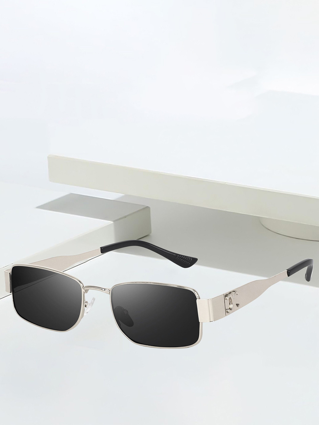 LEGEND EYEWEAR Unisex Square Sunglasses with UV Protected Lens SGLHCK2VAFRNEHCR