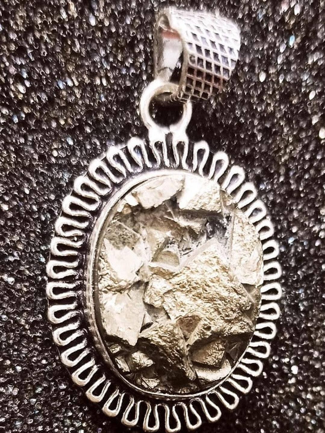 VIBESLE Grey Oval Pendants