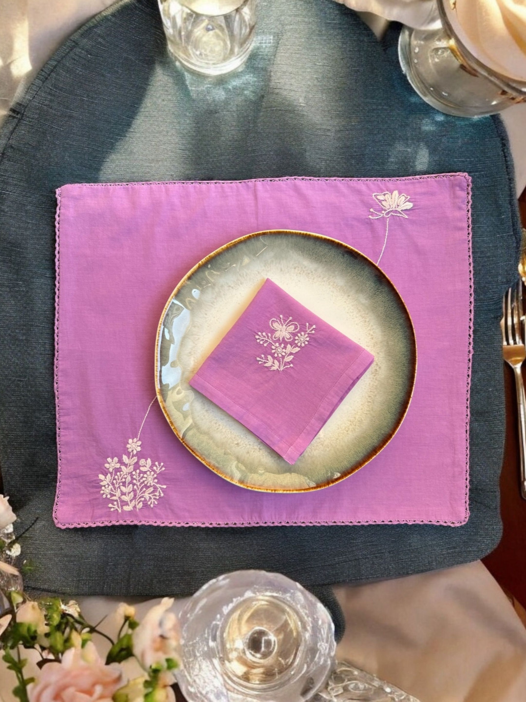 Inara 2-Pcs Lavender-Coloured & White Embroidered Table Placemats
