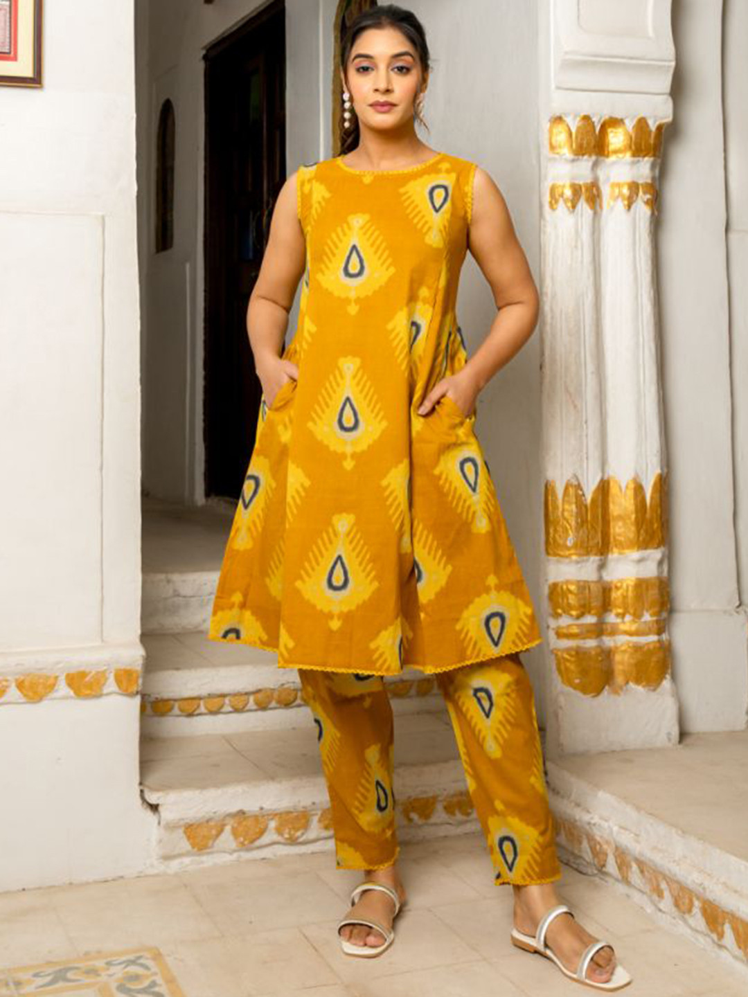 GAYRAA MRPNKH Women Printed Pure Cotton Kurta with Trousers