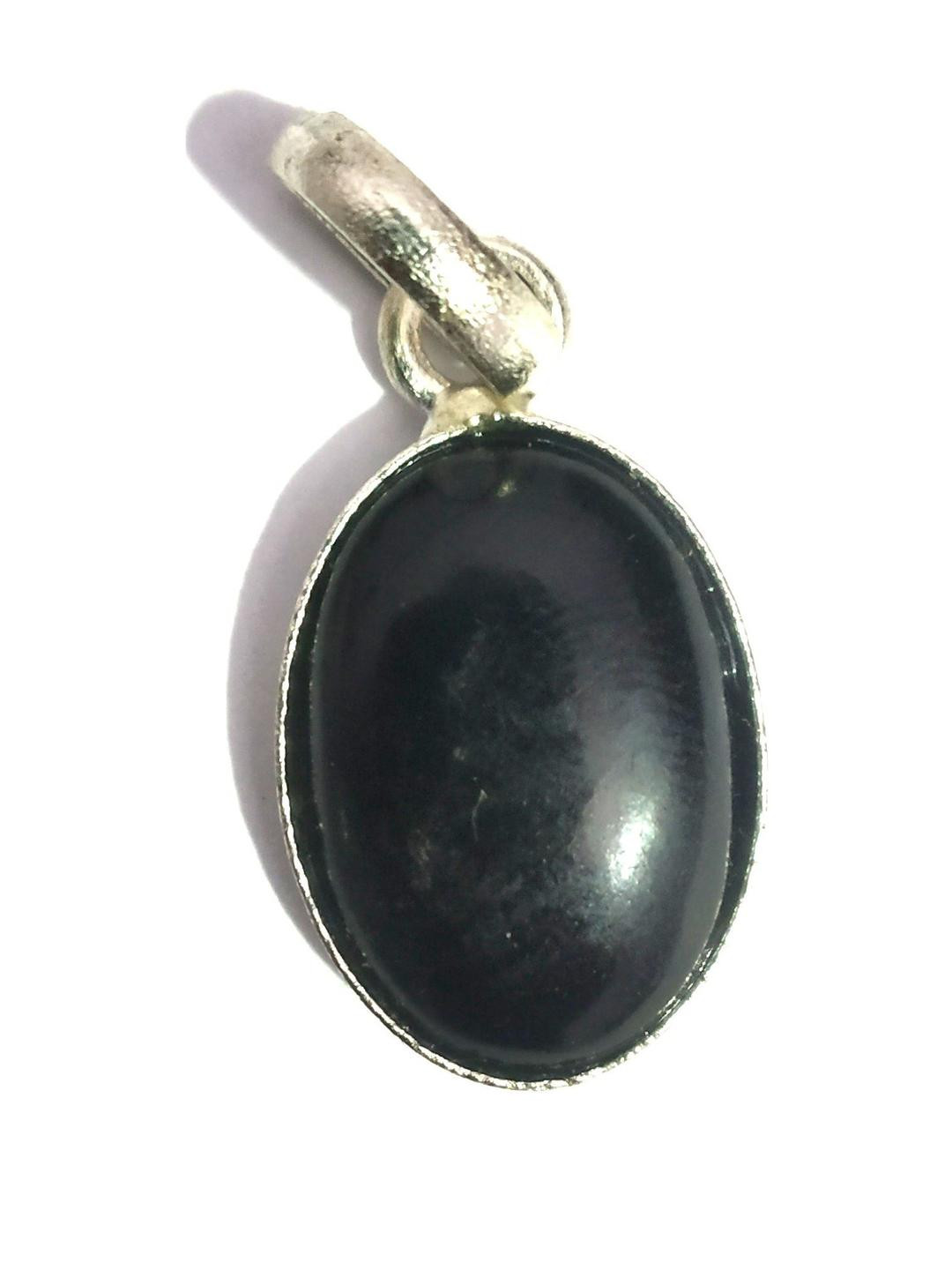 AURRA STORES Women's Silver Pleated Black Stone Oval Pendant