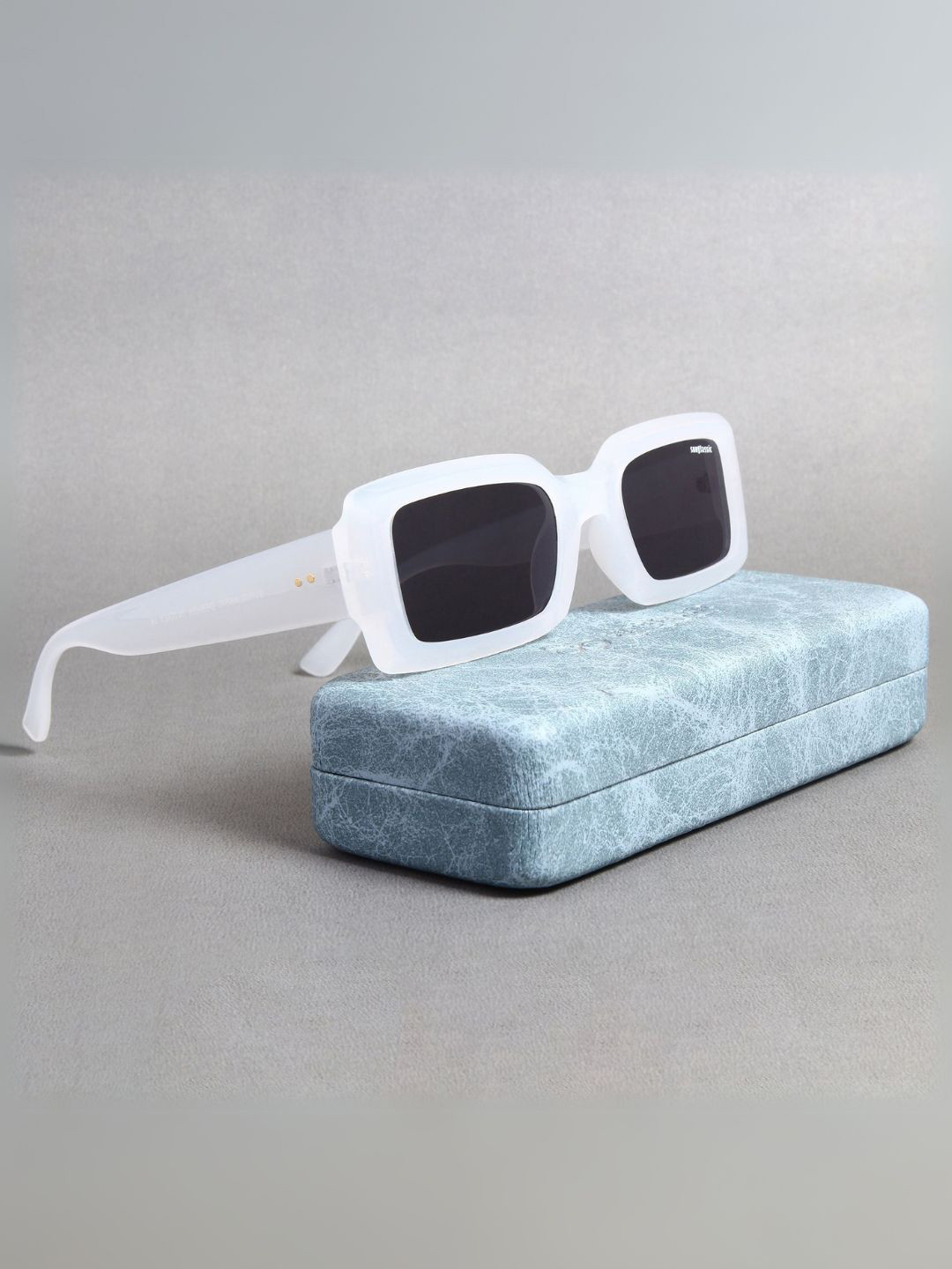 SUNGLASSIC Victoria. Unisex Jelly Clear Black Polarized Rectangle Sunglasses