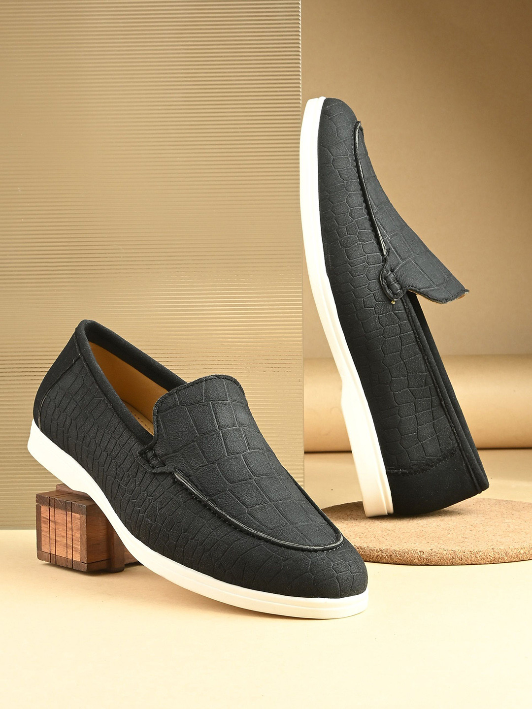 The Roadster Lifestyle Co. Men Textured Lightweight Loafer Shoes