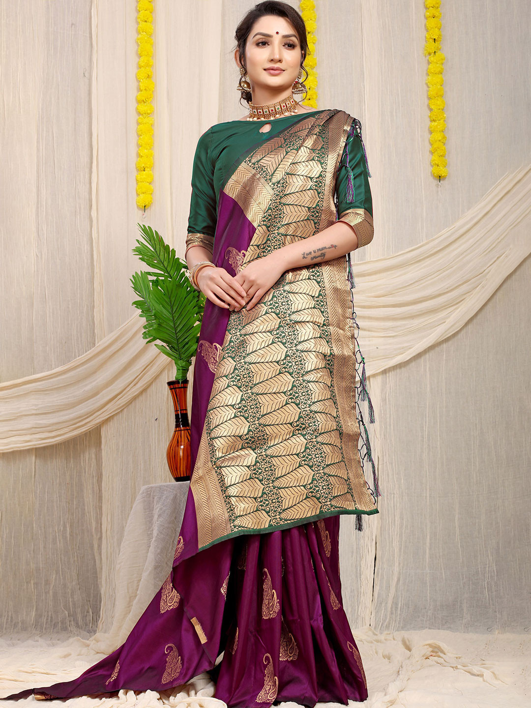 Munir Ethnic Motifs Woven Design Zari Banarasi Sareen with Blouse Piece