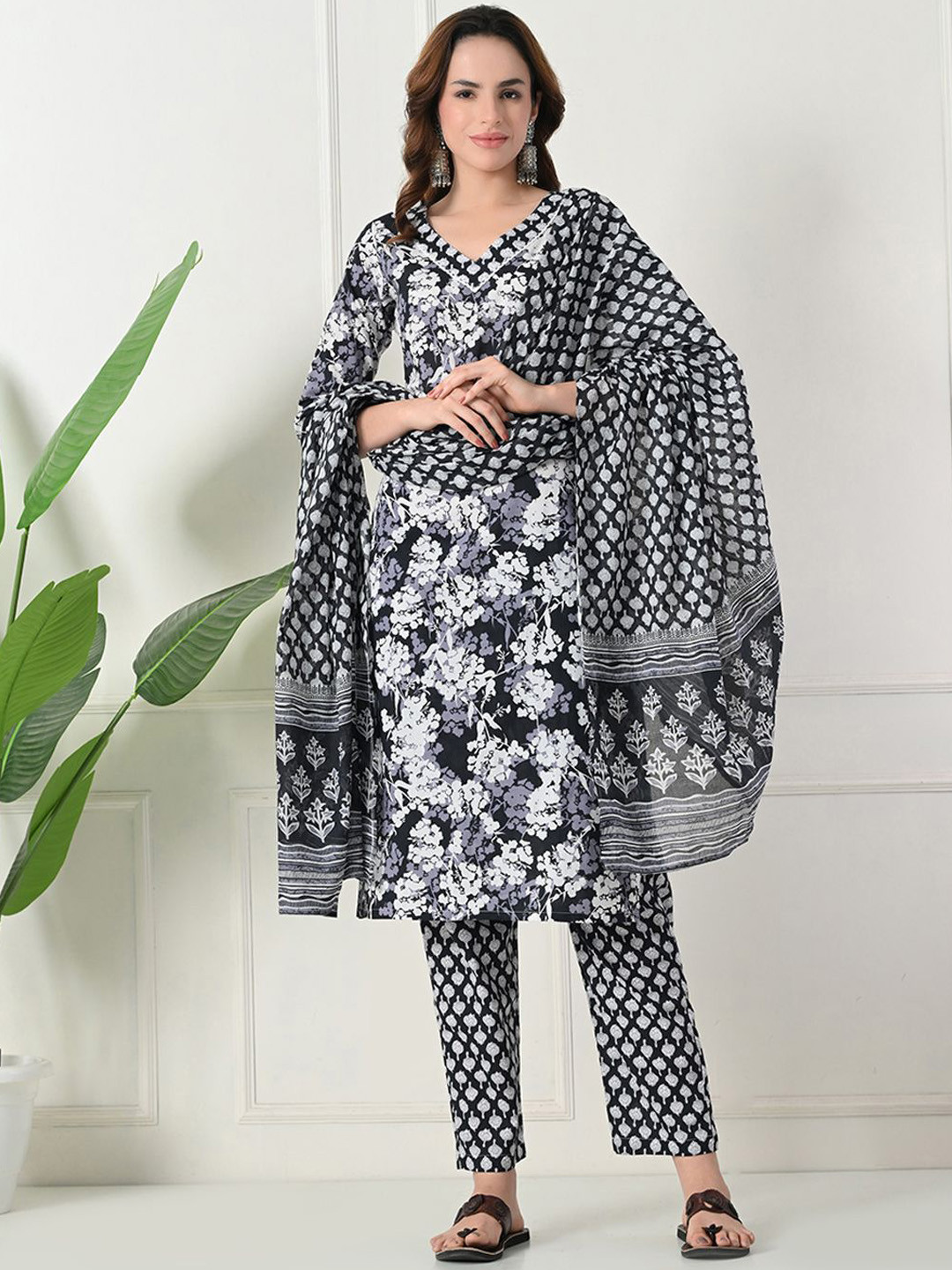 Akshatani Floral Printed V-Neck Pure Cotton Straight Kurta With Trousers & Dupatta