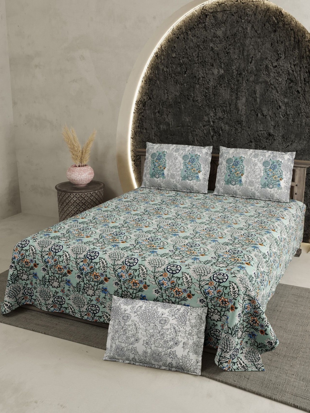 Aura Black & Green Floral Printed Cotton 300 TC 2 King Bedsheet Set 2.70 m x 2.70m
