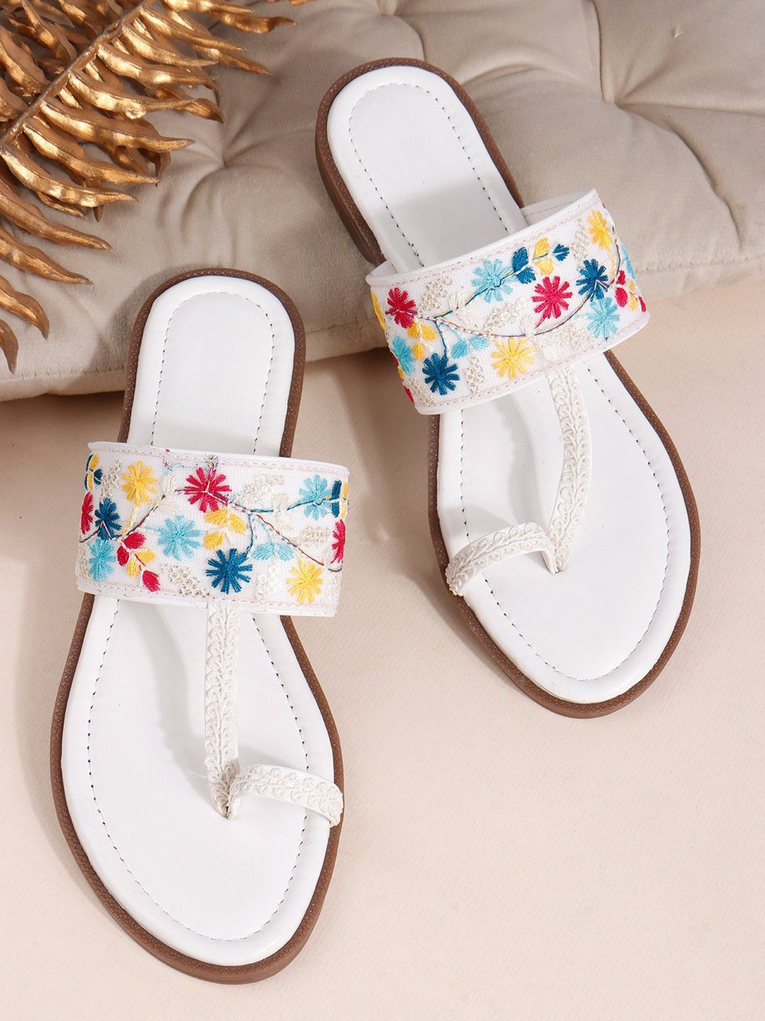 SUKUN Women Ethnic Embellished One Toe Flats