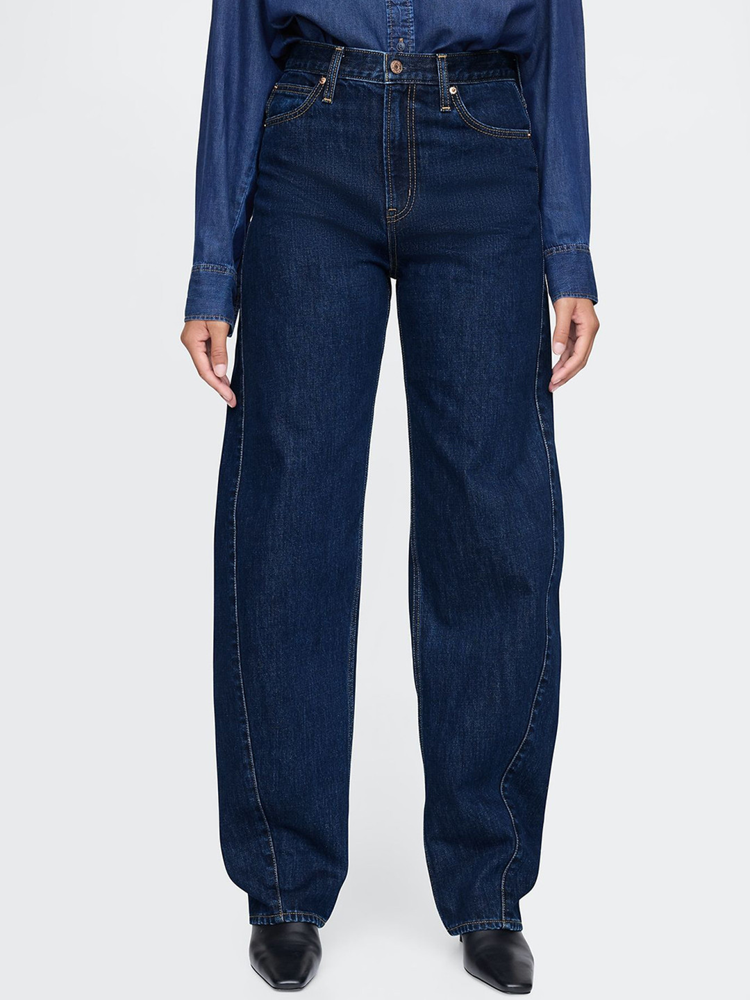 GAP Women Lightly Washed High-Rise Barrel Fit Jeans