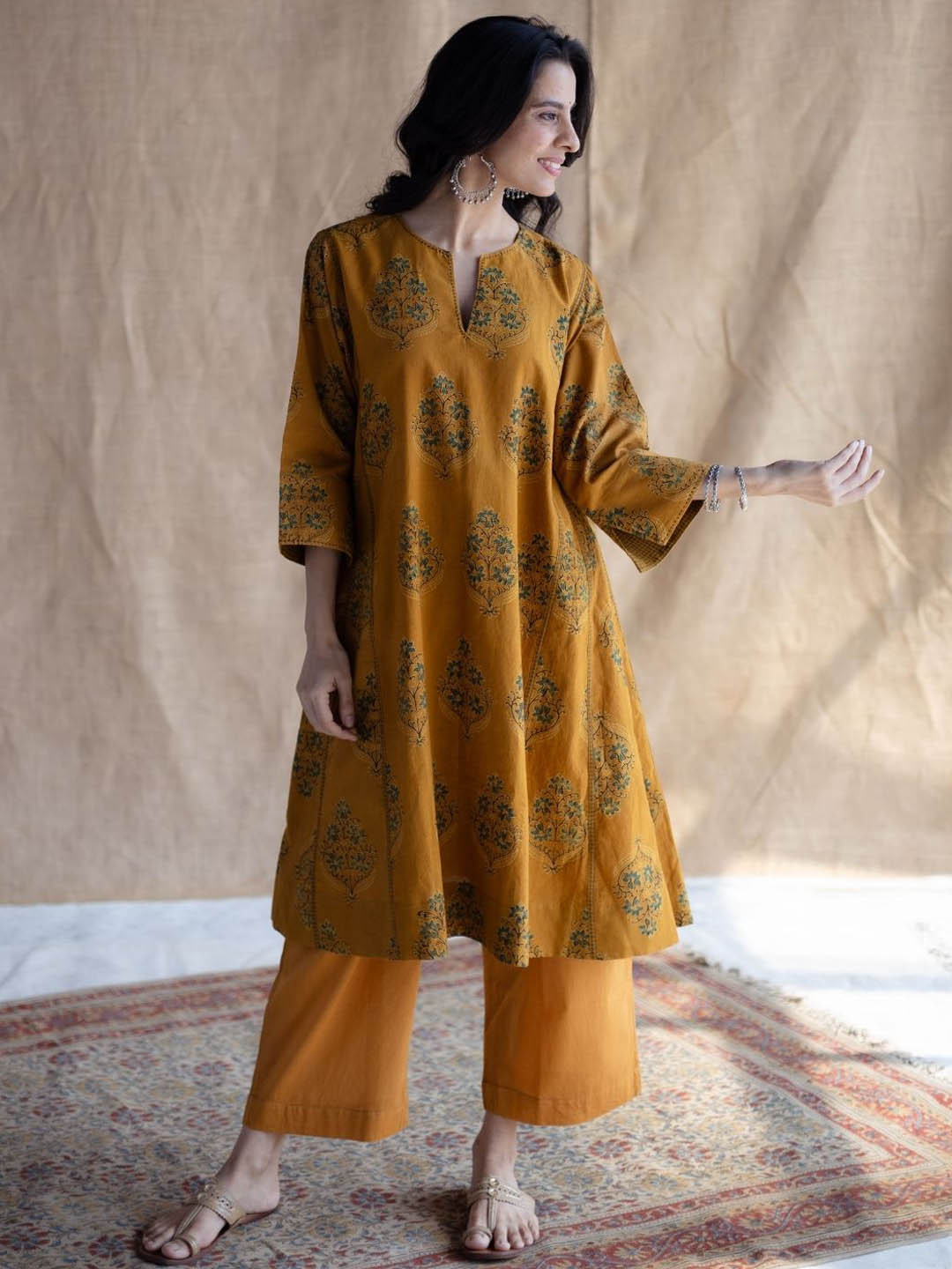 THE INDIAN ETHNIC CO Women Floral Print Straight Fit Cotton Salwar
