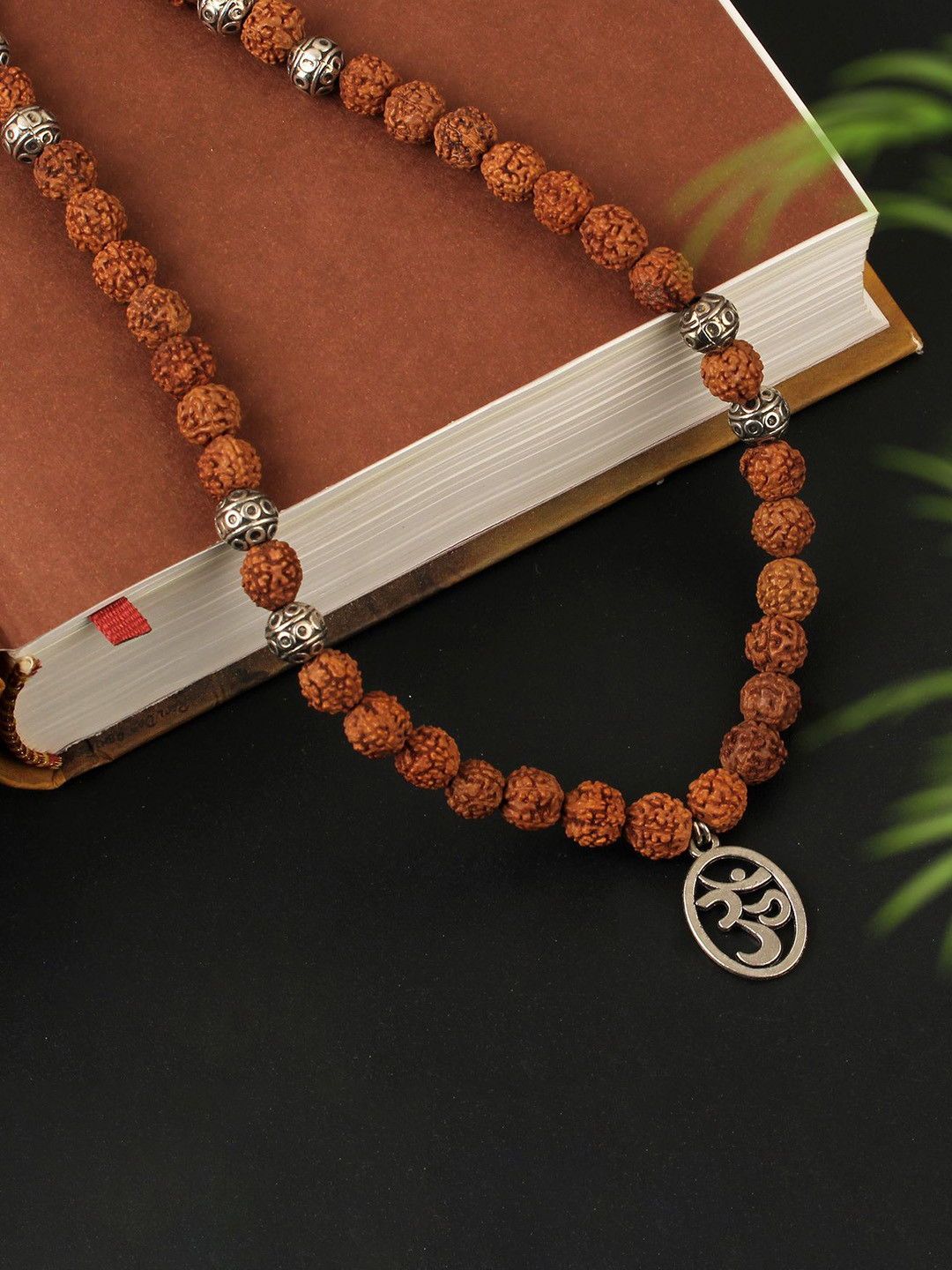 SANAA CREATIONS Unisex Contemporary Antique Pendant with Chain