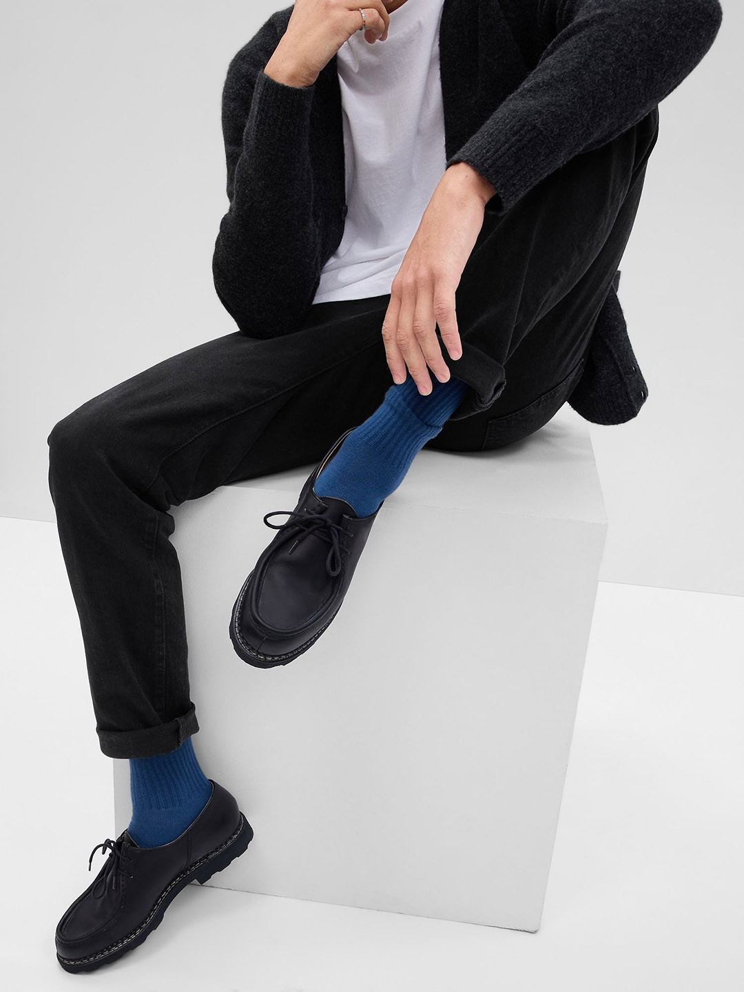 GAP Men Solid Mid-Rise Straight Jeans