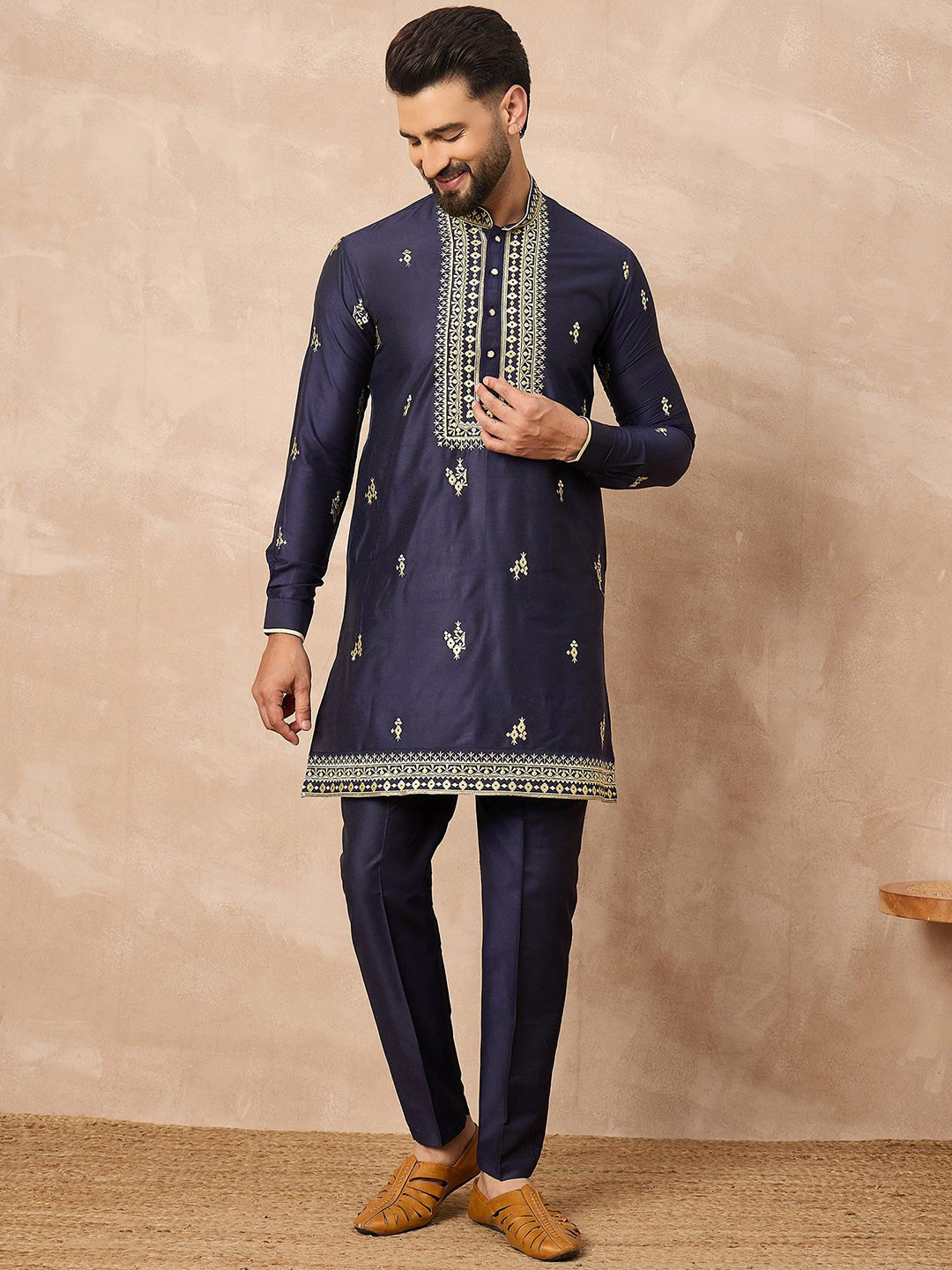 Prakatha Men Floral Embroidered Kurta with Trousers