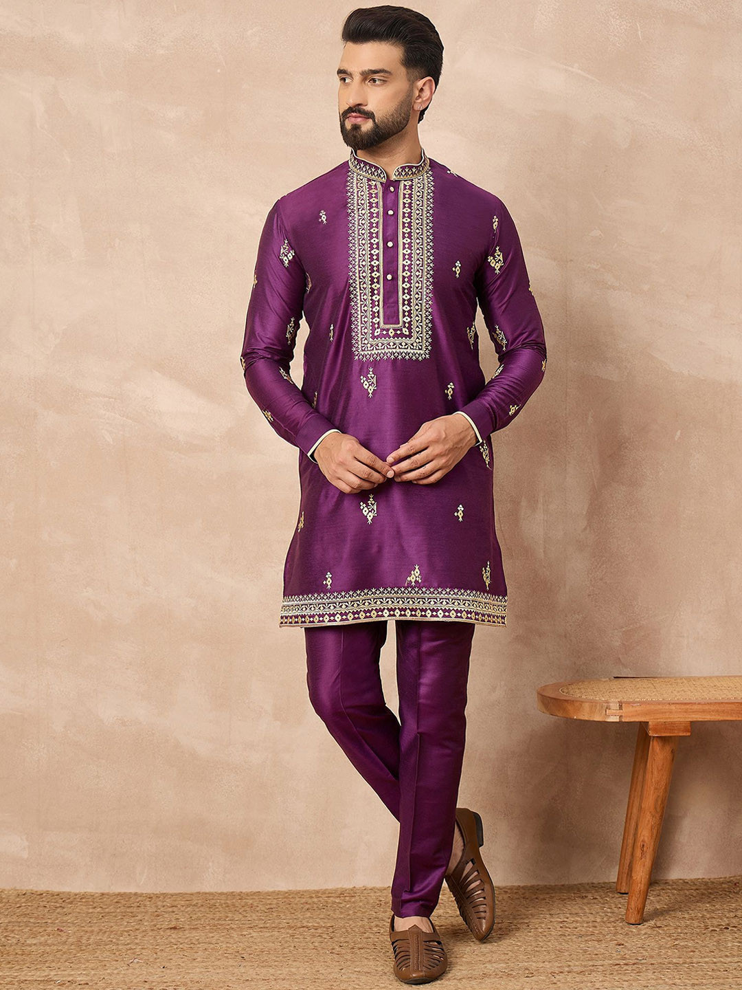 Prakatha Men Floral Embroidered Kurta with Trousers