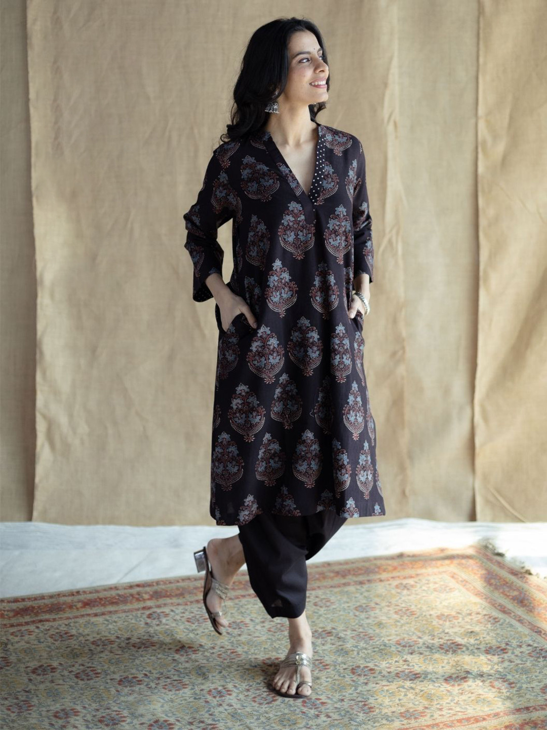 THE INDIAN ETHNIC CO Women Black Straight Ajrakh Cotton Kurta