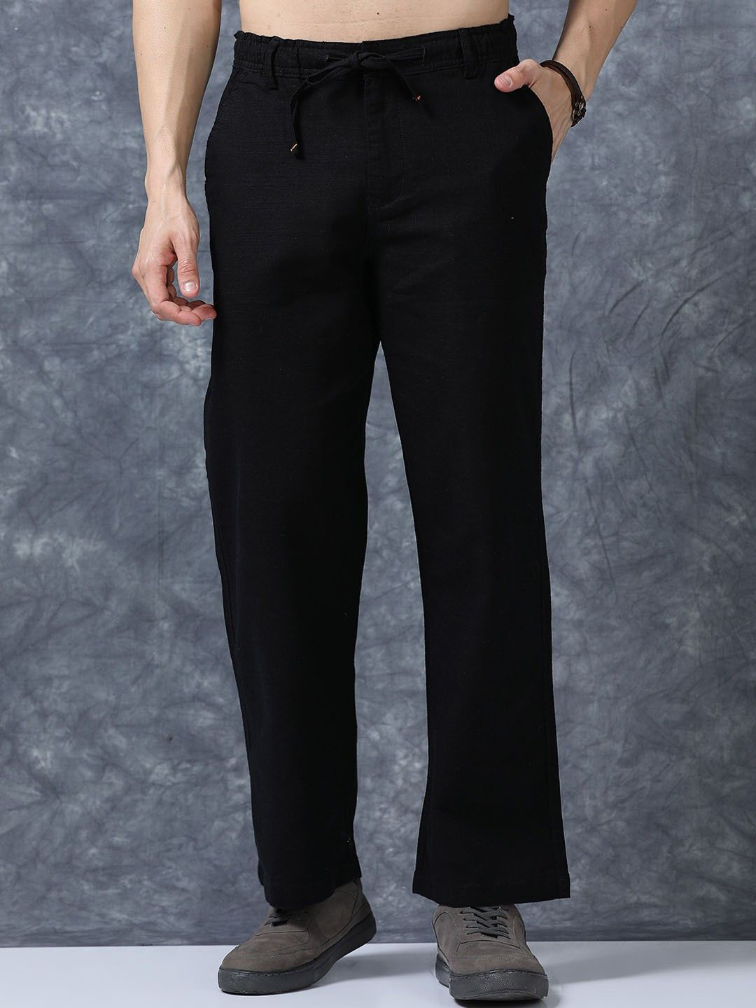 VOGAAN Men Solid Relaxed Mid-Rise Straight Leg Regular Fit Trousers