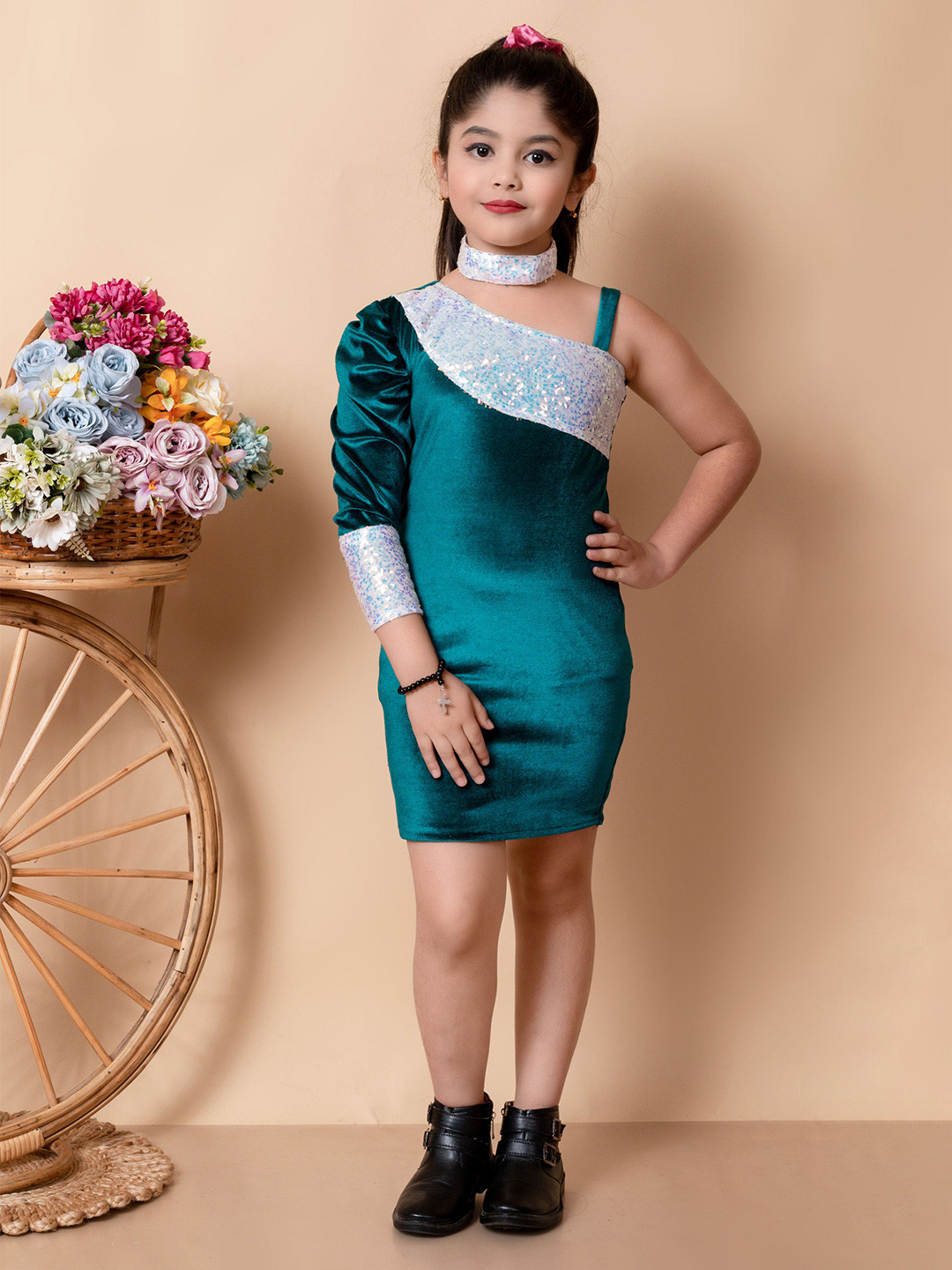 SPAMitude Girls Solid Embellished One Shoulder Velvet Bodycon Dress