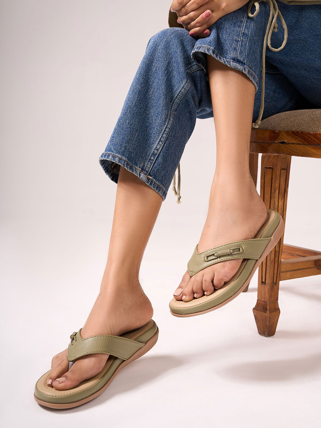 iD&U Women TPR Textured Casual Thong Sandals