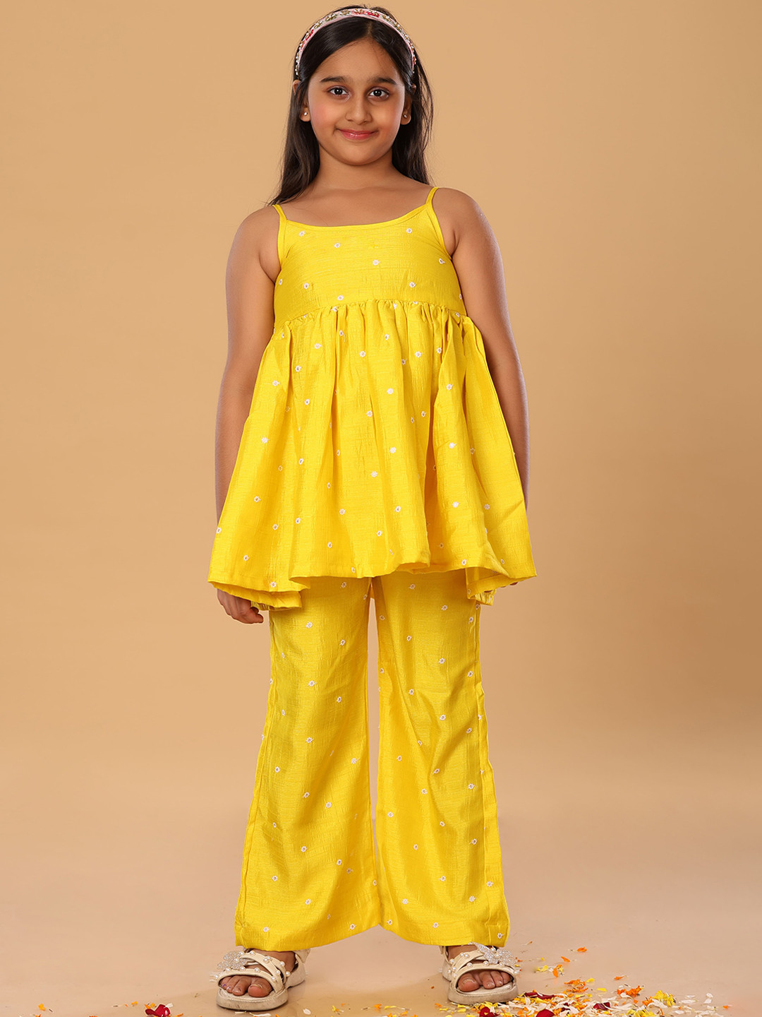 The Mini Trunk Yellow Spagetti Thread Work Set