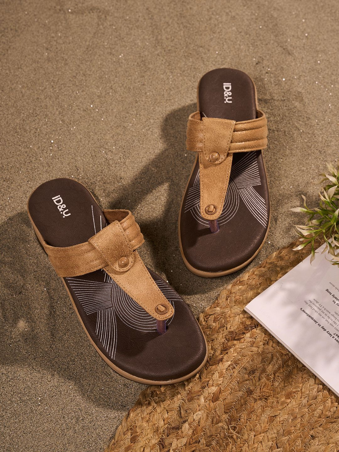 iD&U Women Printed T-Strap Flats