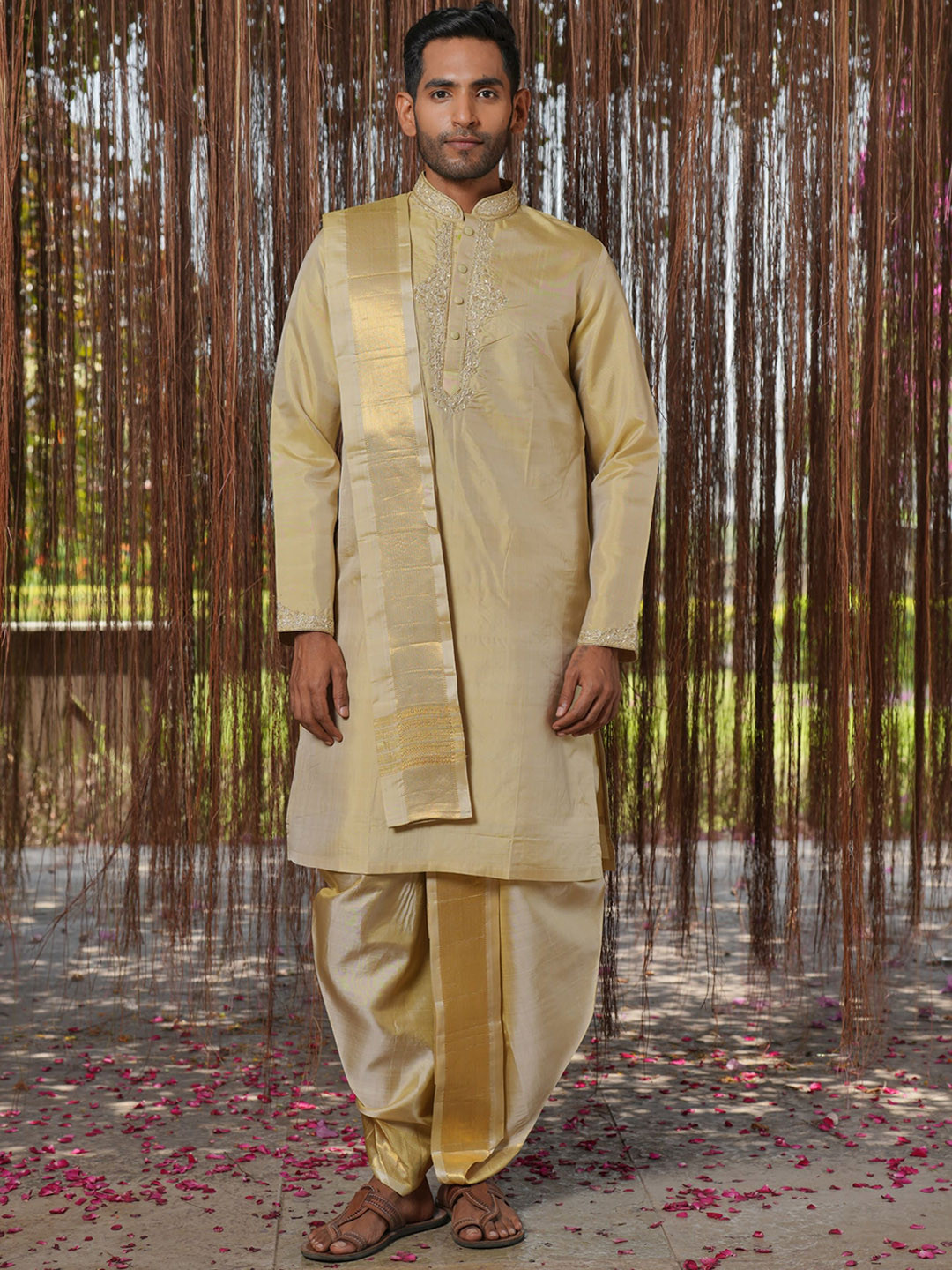 HILO DESIGN Men Floral Embroidered Regular Pure Silk Kurta with Dhoti Pants & With Dupatta