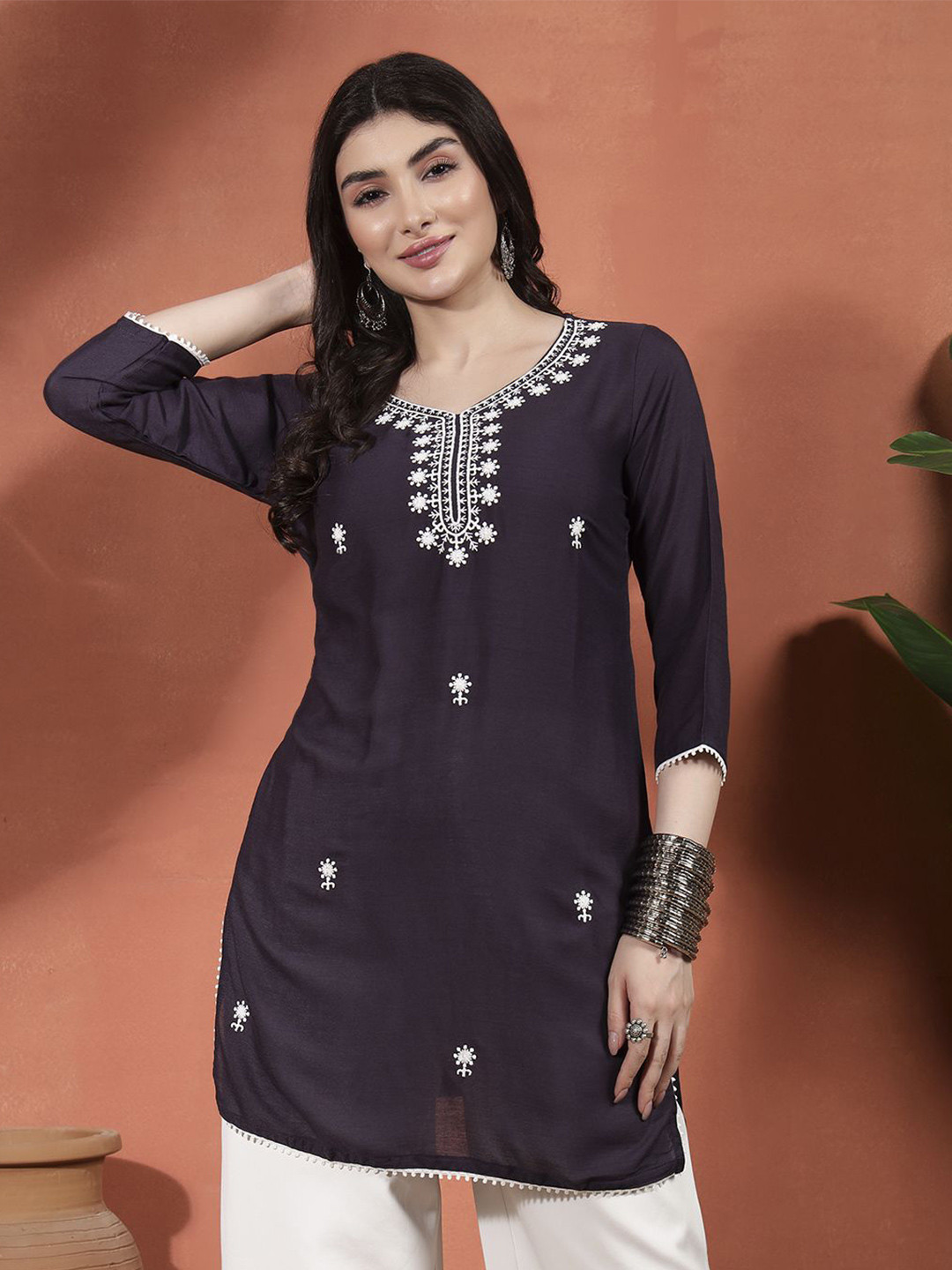 Sangria Women Floral Embroidered Short Straight Kurti