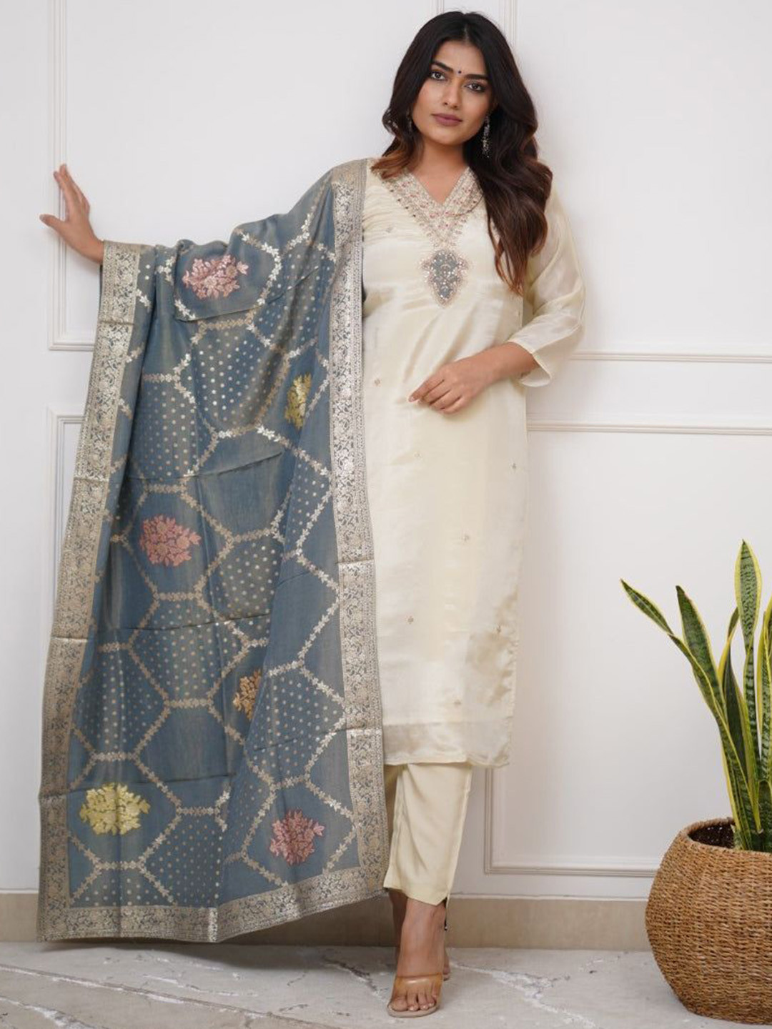 Siya Fashion Women Floral Embroidered Kurta with Trousers & Dupatta