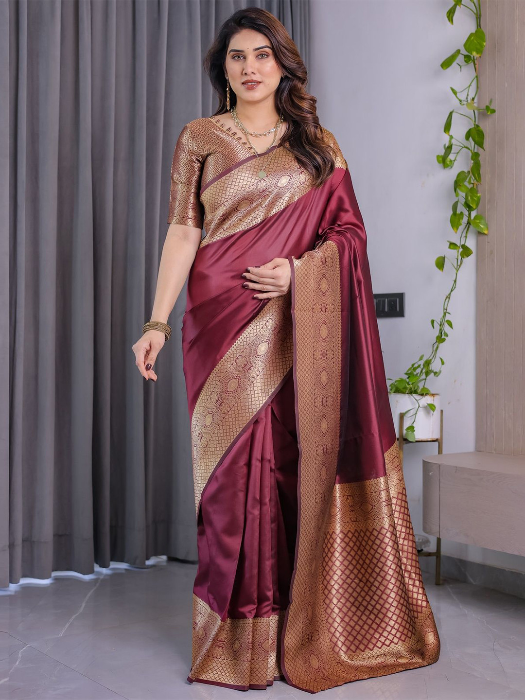 ALMAARI FASHION Women Solid Zari Woven Design Kanjeevaram Saree