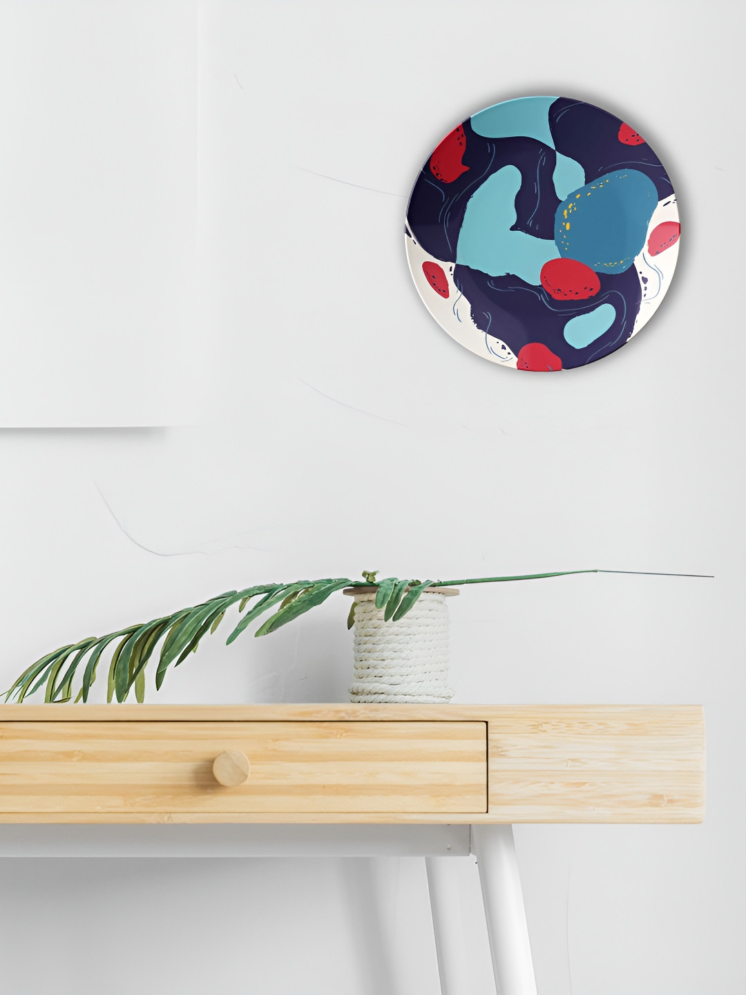 THE QUIRKY HOME Modern Fluid Shapes Crafted Ceramics Glossy Hanging Hall Wall Plates-8In