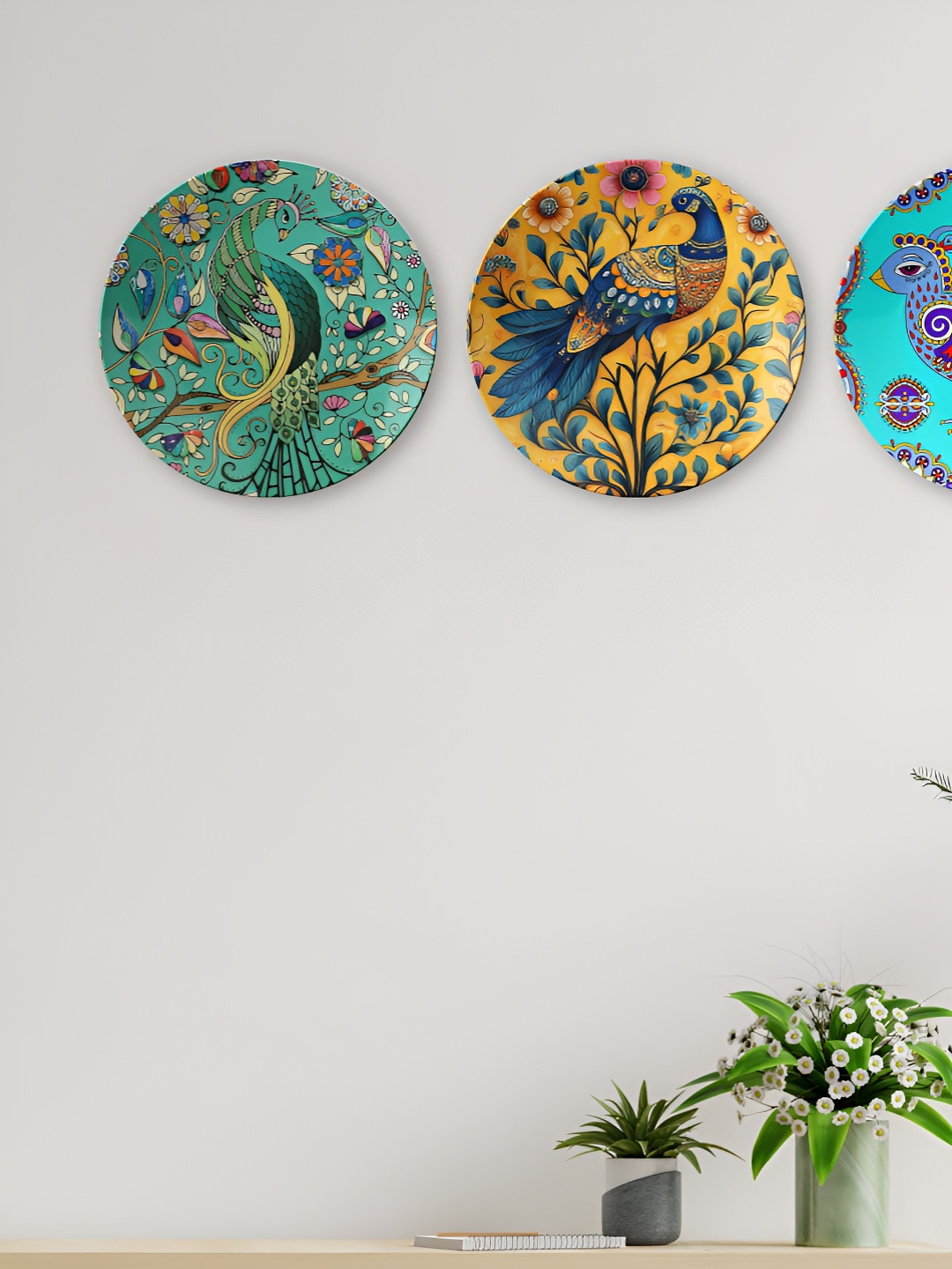 THE QUIRKY HOME A Gathering of Painted Creatures Ceramic Glossy 3Pcs Wall Plates-10In
