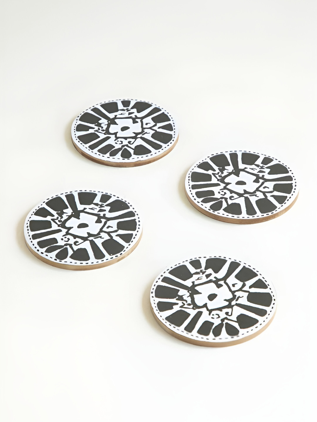 FREEDOM TREE 4 Pieces Black & White Abstract Printed Round Wooden Coasters
