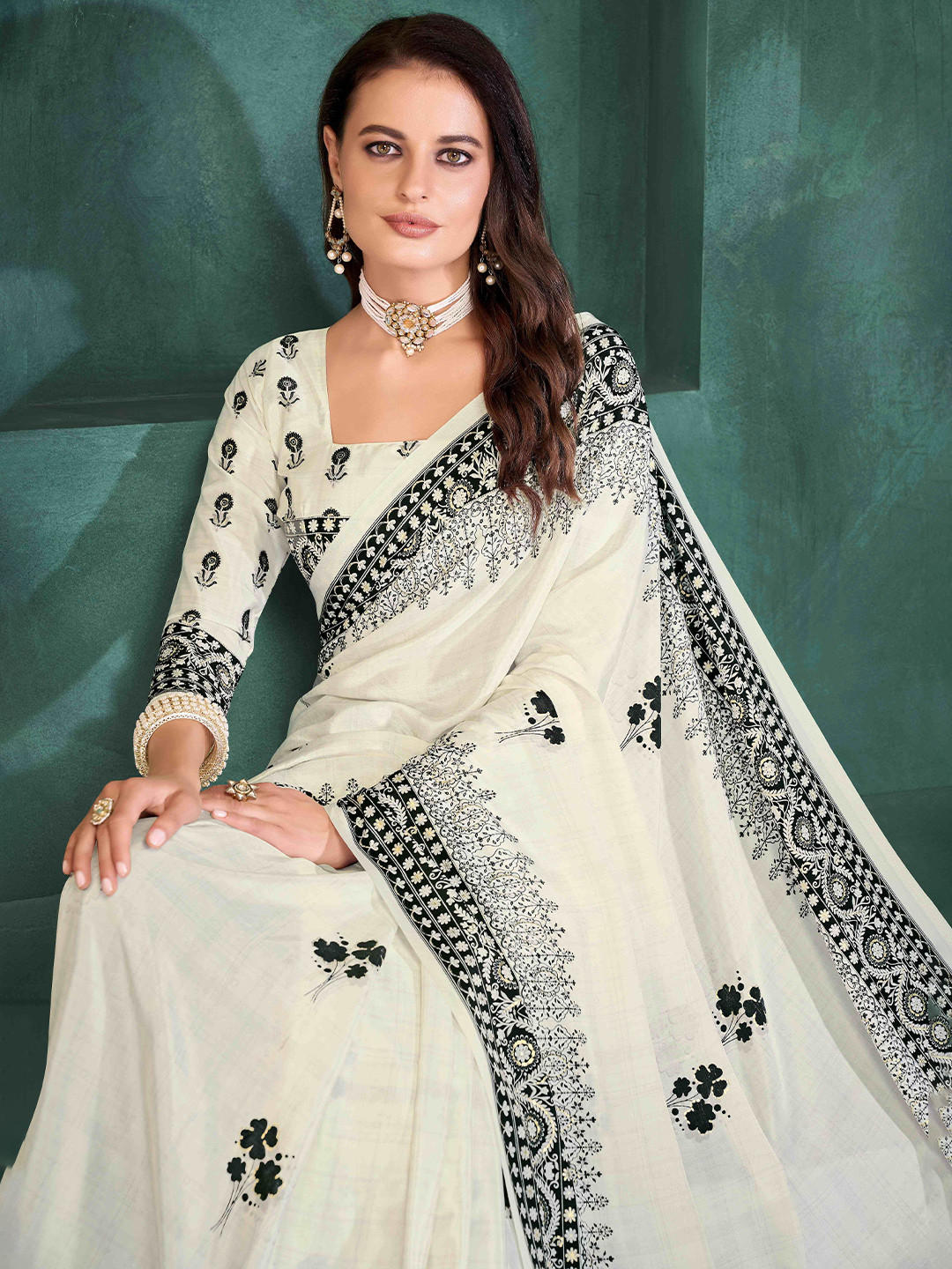 JIVORA Floral Position Digital Foil Printed Saree