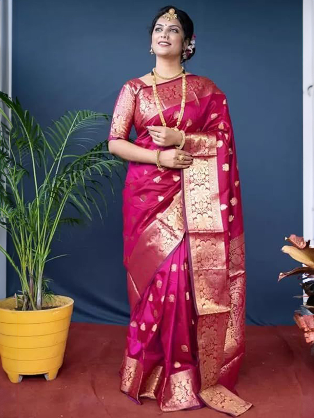PERVAS Floral Woven Design Zari  Banarasi Saree