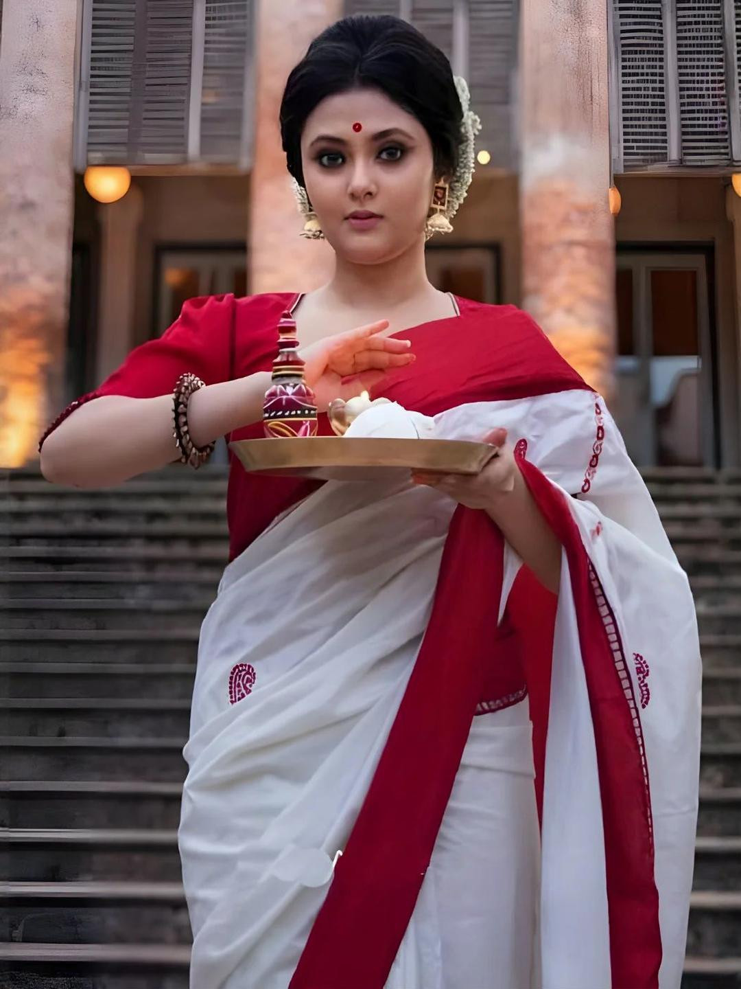 AQUILIQ White Silk Cotton Sarees