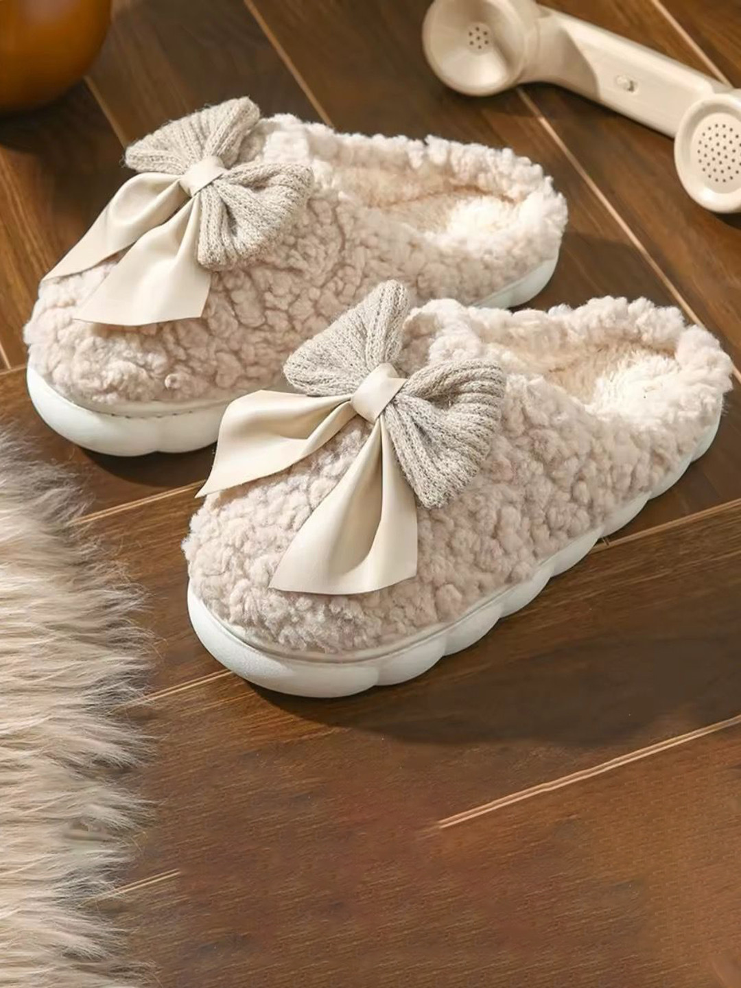 WOLVESDEN Women Embellished Room Slippers