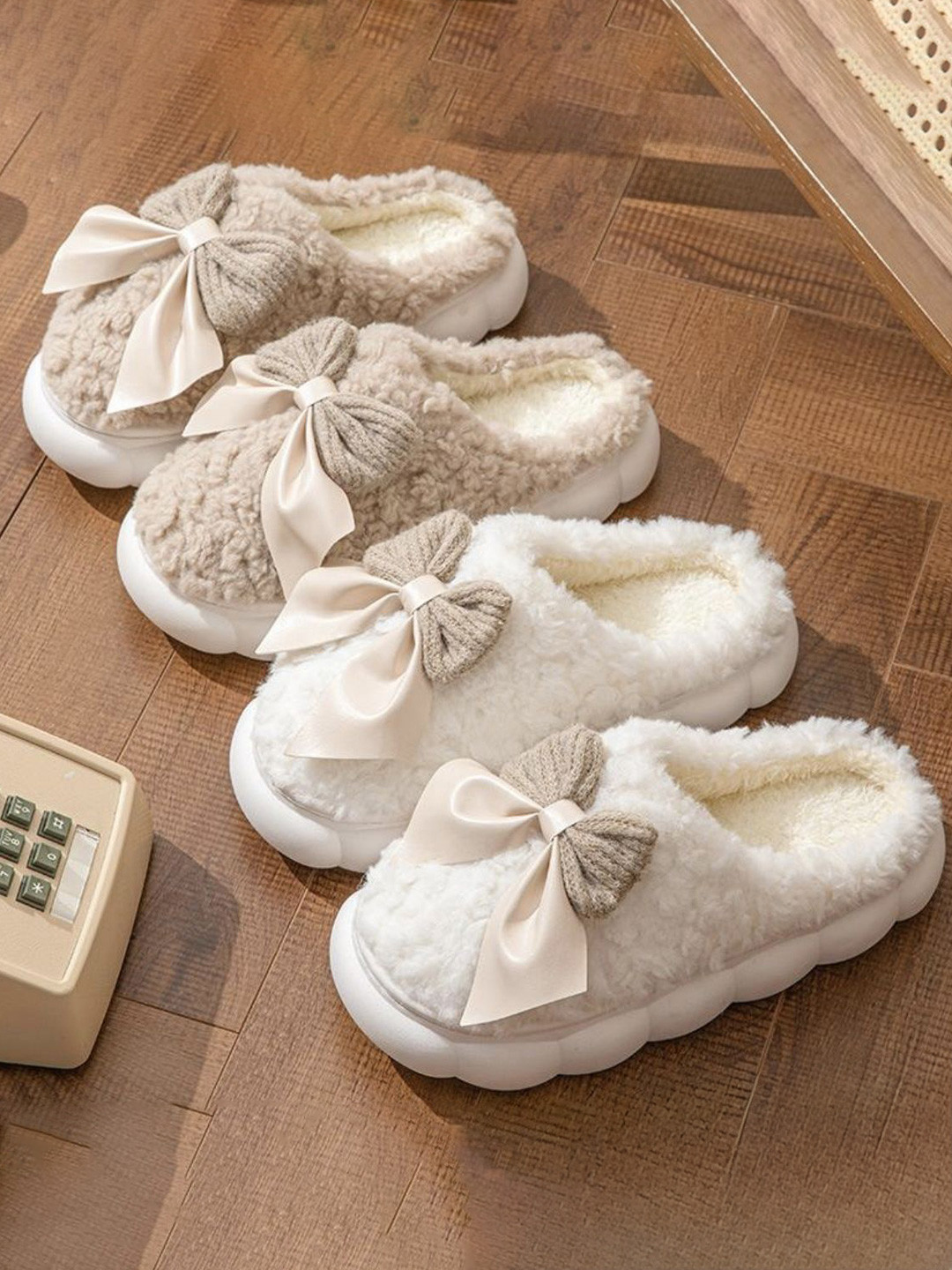 WOLVESDEN Women Pack of 2 Fur Room Slippers