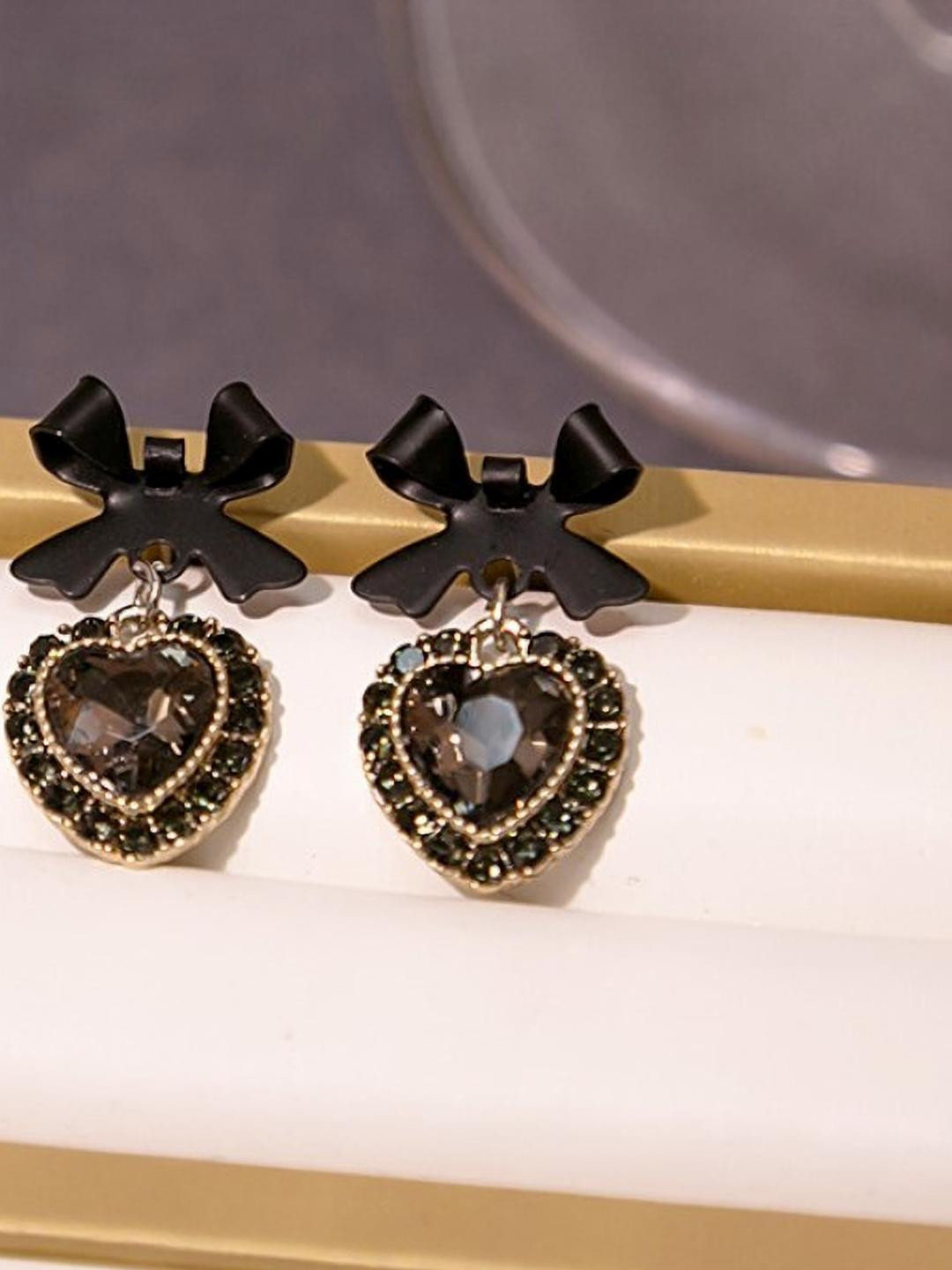 AKISON JEWELS Black Heart Shaped Studs Earrings