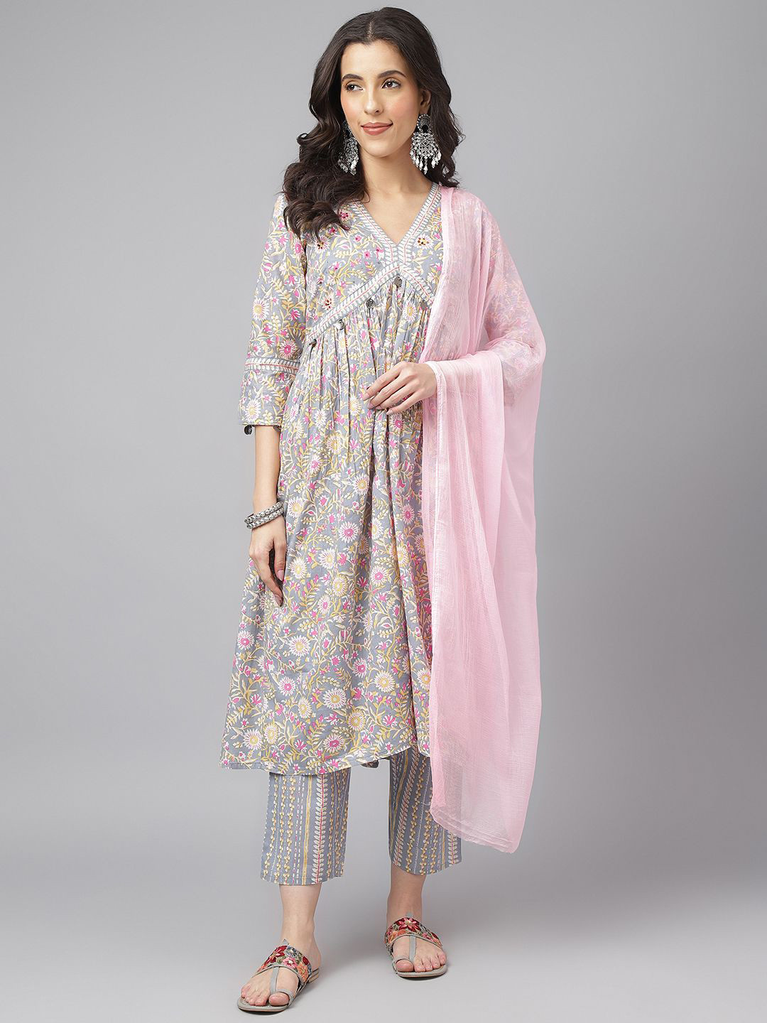 Asparsh Women Floral Printed Cotton Kurta with Trousers & Dupatta