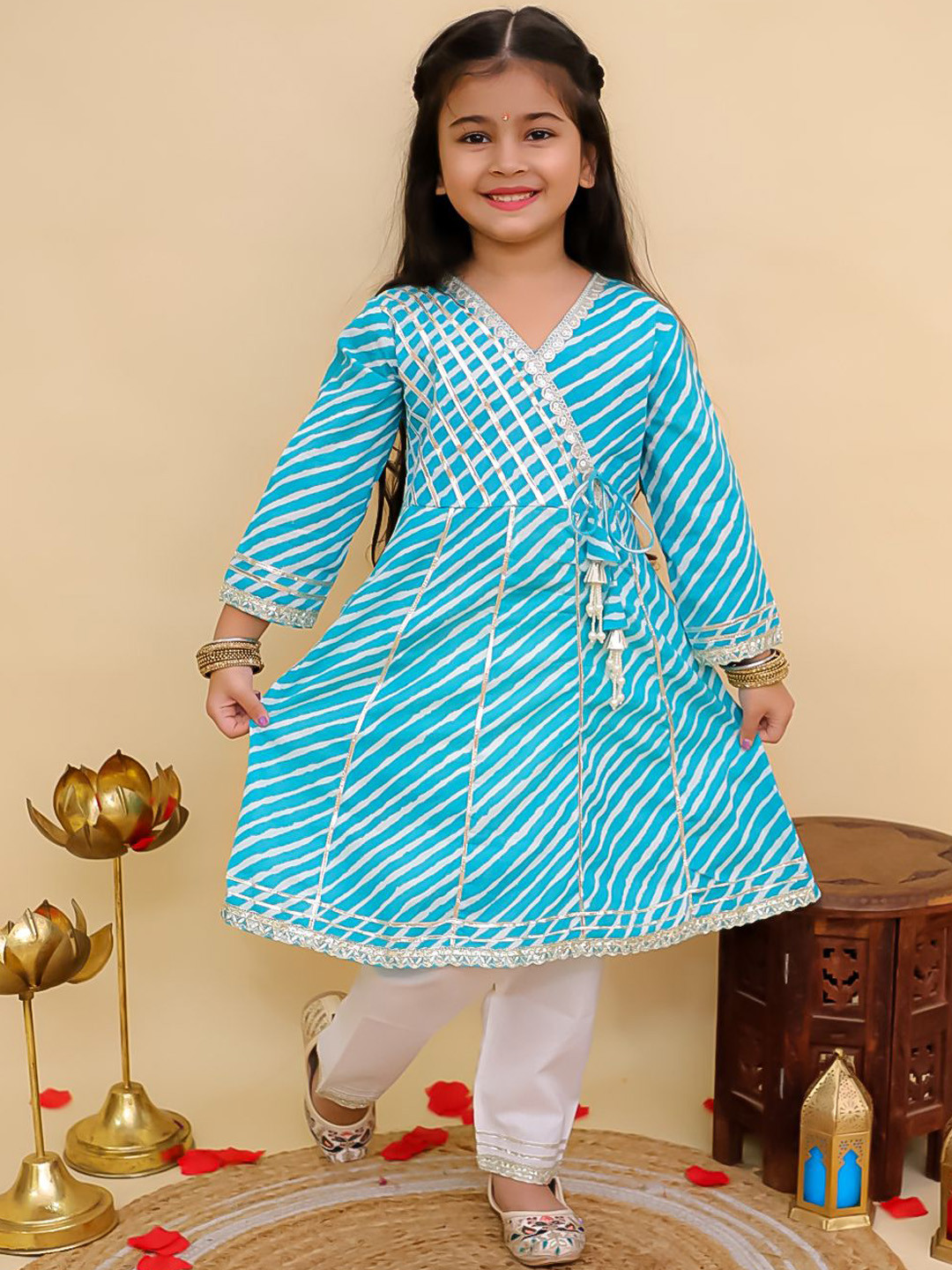 Aj DEZInES Girls Blue Leheriya Printed Cotton Kurta with Trousers Set