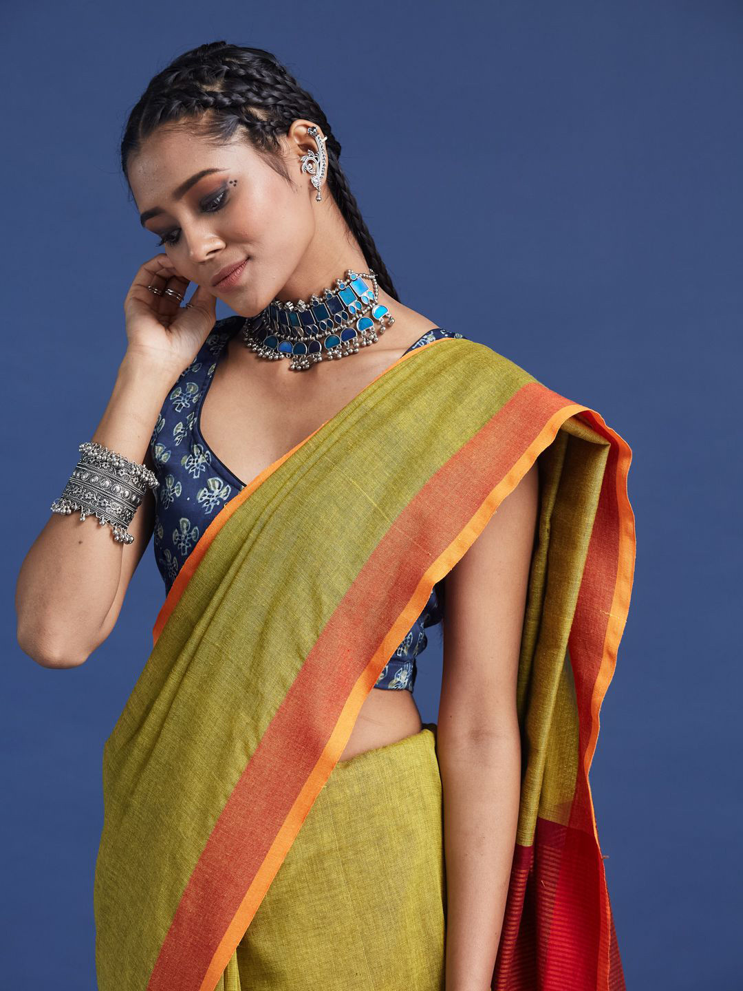 Taavi Bengali Woven Pure Cotton Saree with Pom Pom Details