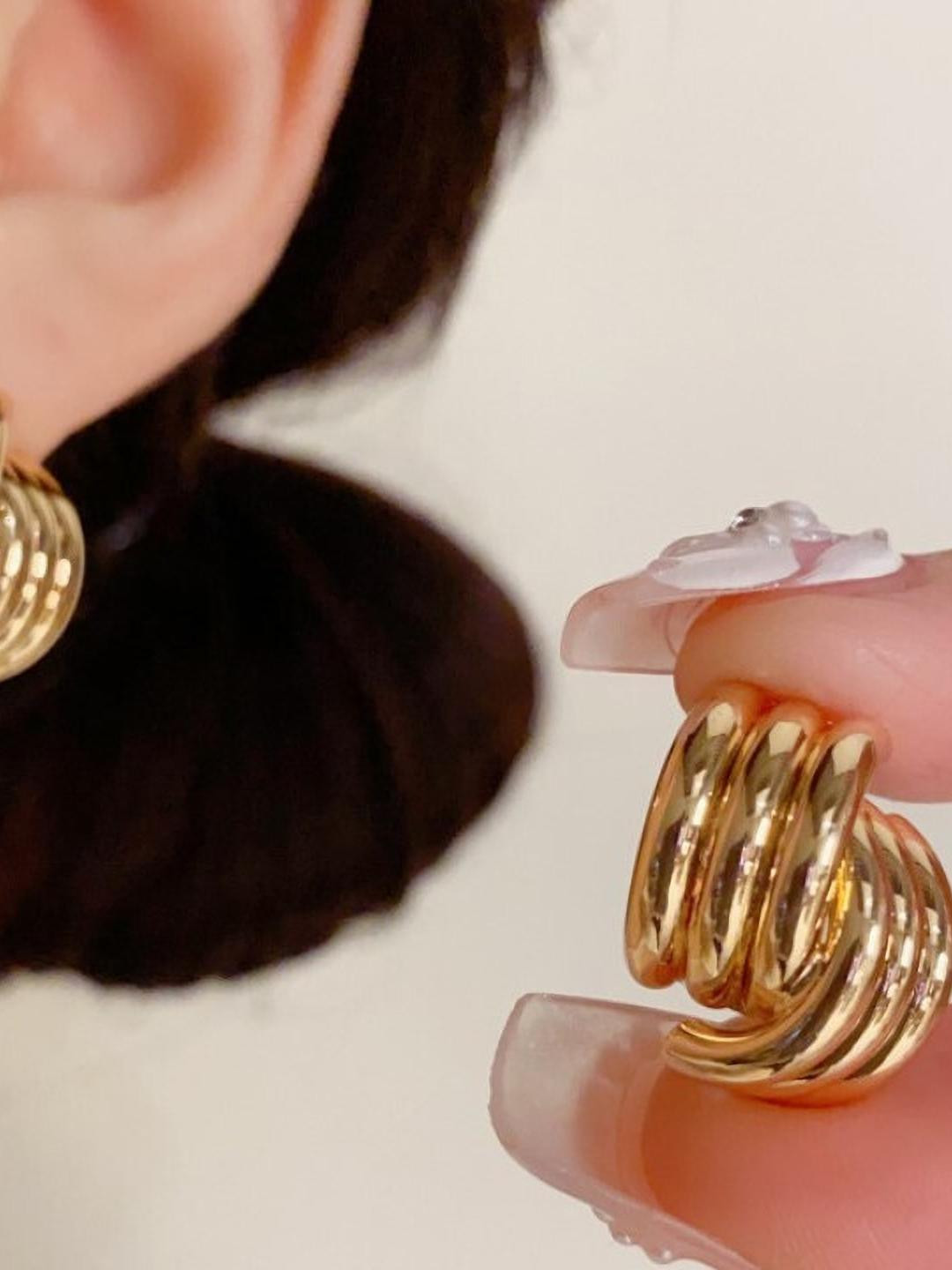 AKISON JEWELS 1 Pair Gold-Tone Stud Earrings
